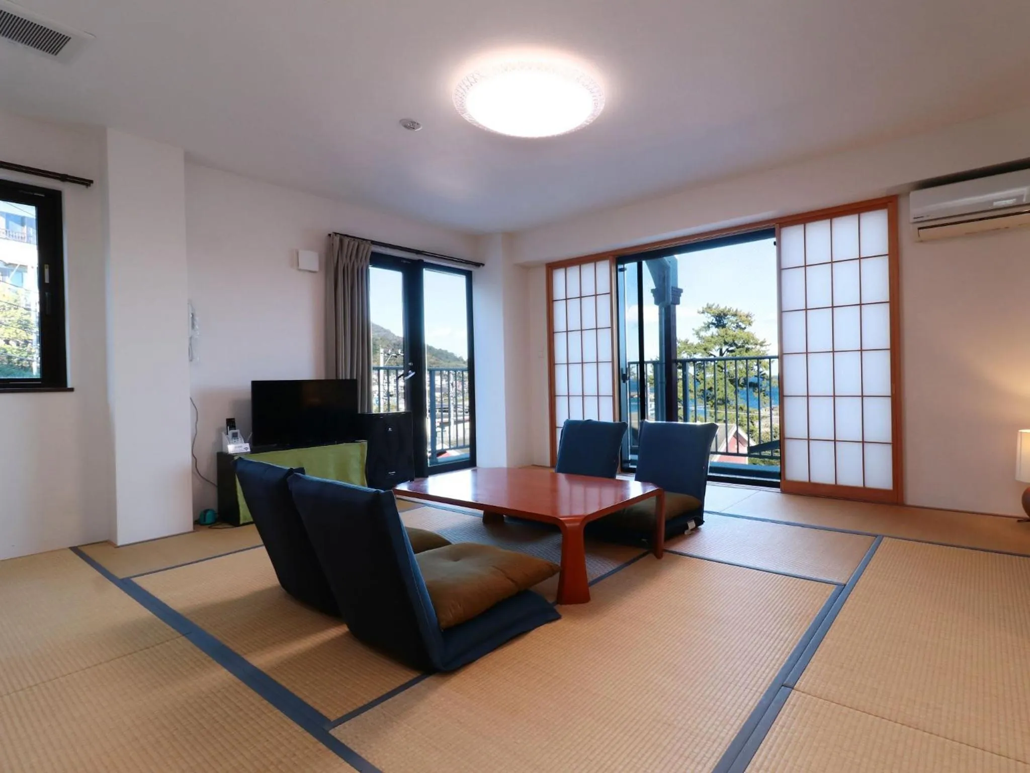 Photo of the whole room in Izu Kansya