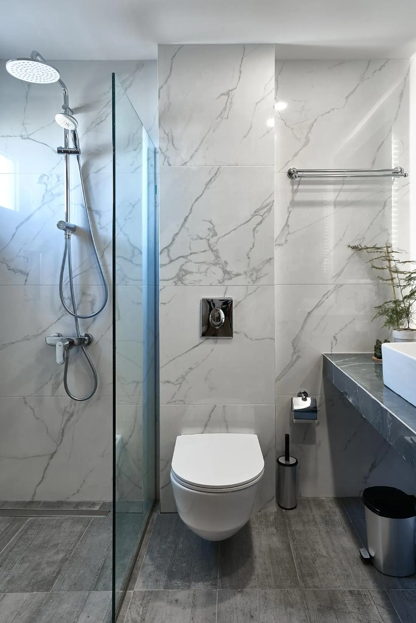 Toilet in Grapevines Hotel