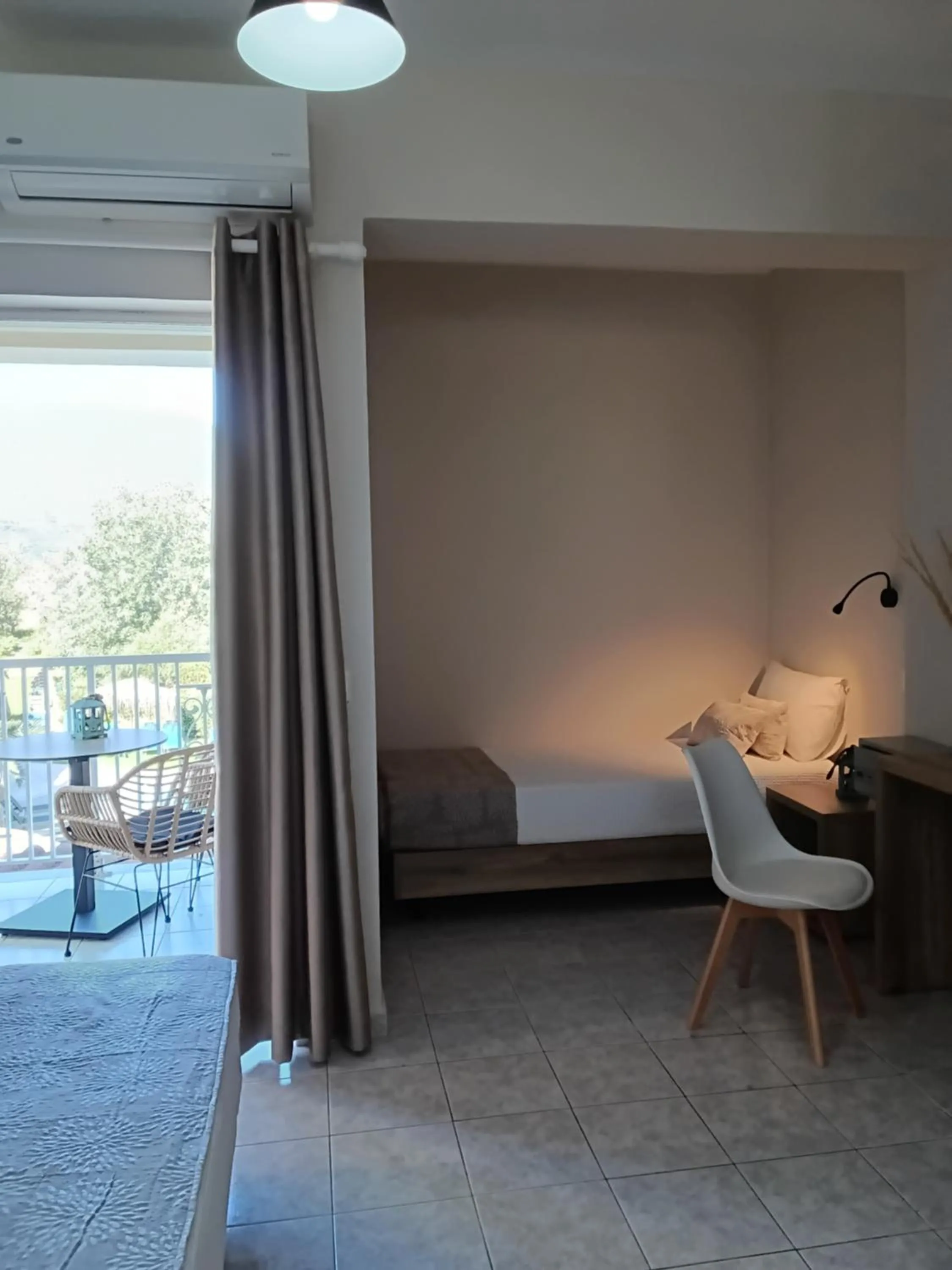 Photo of the whole room, Bed in Grapevines Hotel