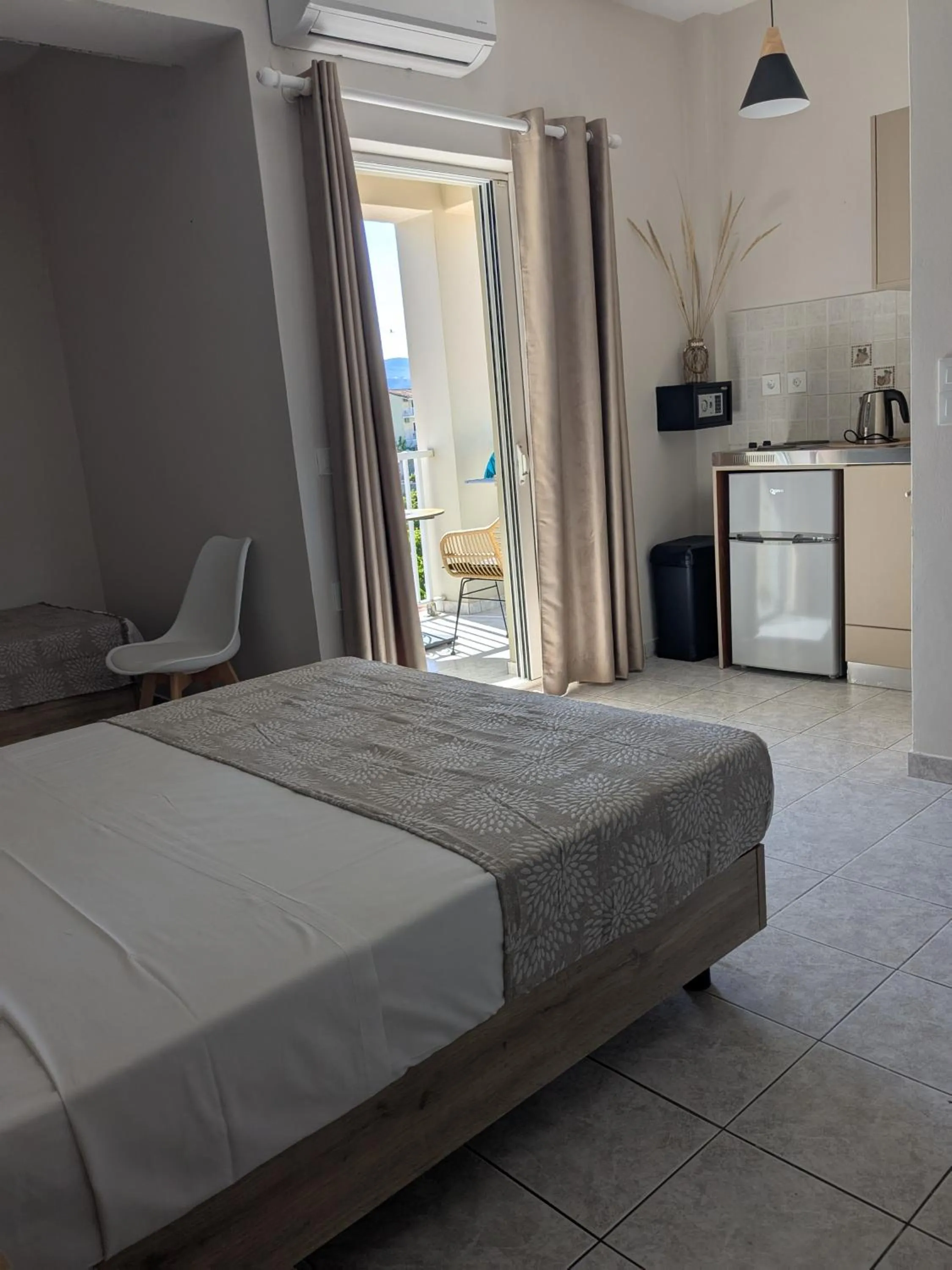 Photo of the whole room, Bed in Grapevines Hotel