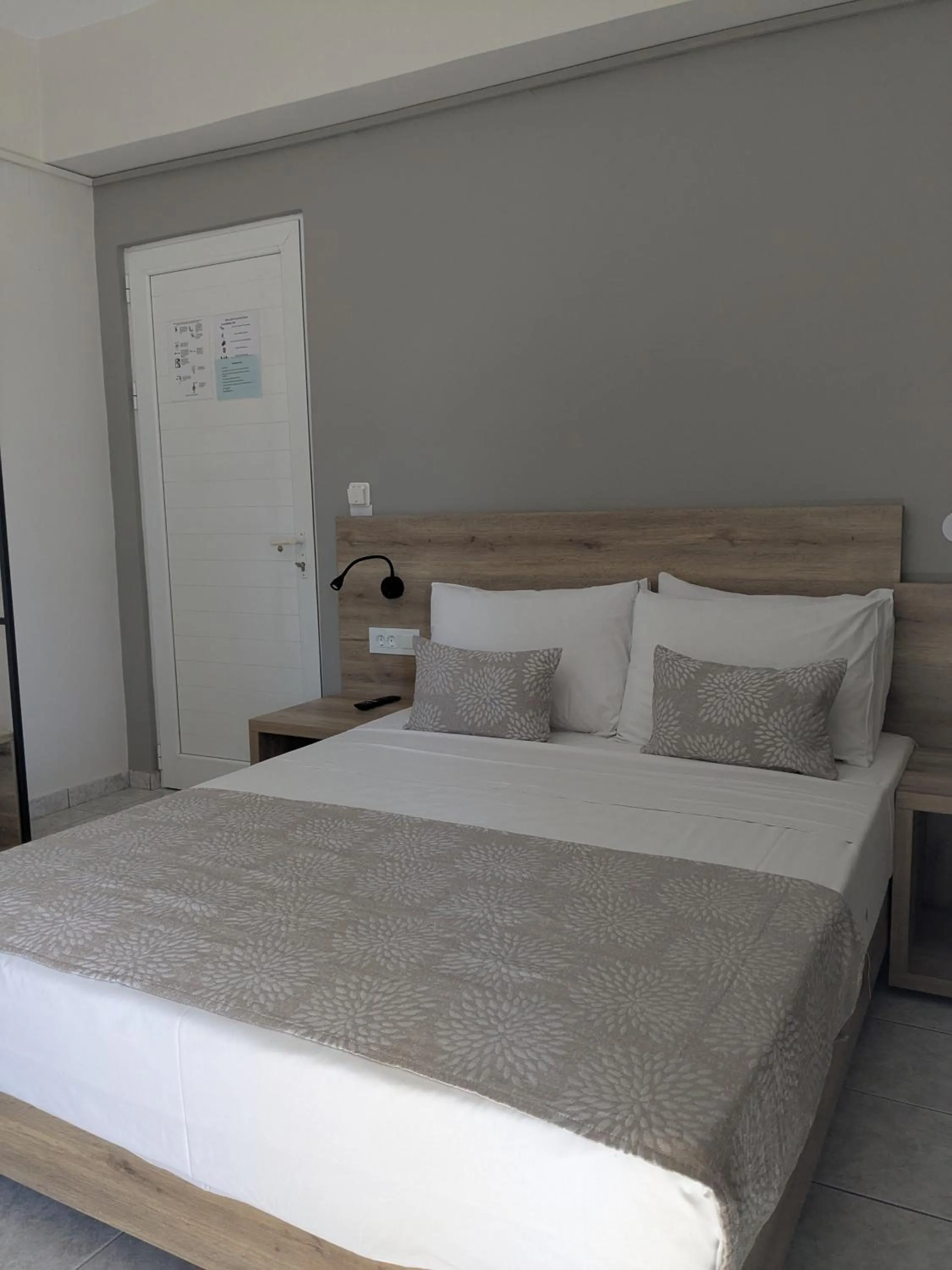 Photo of the whole room, Bed in Grapevines Hotel