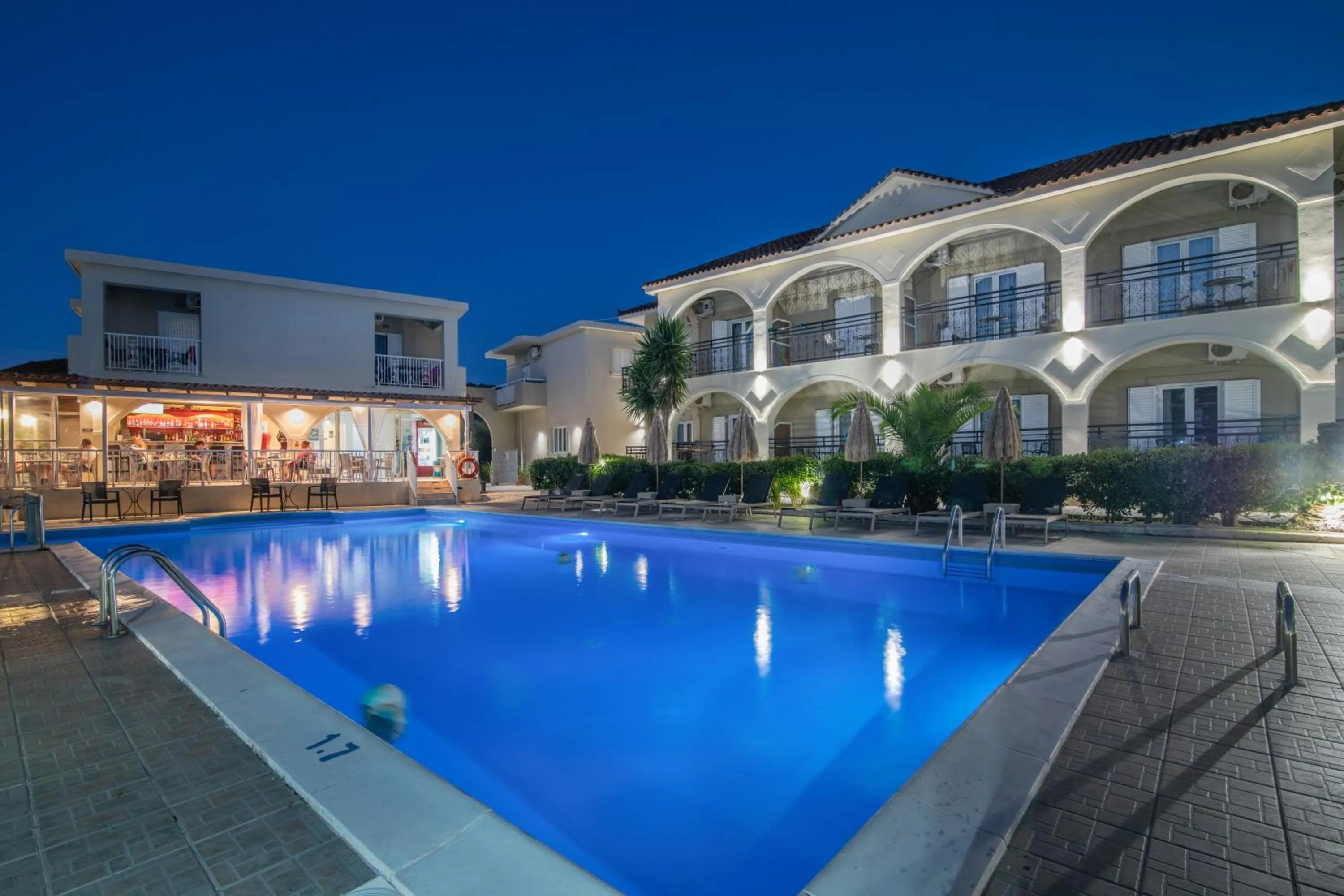 Swimming pool in Grapevines Hotel
