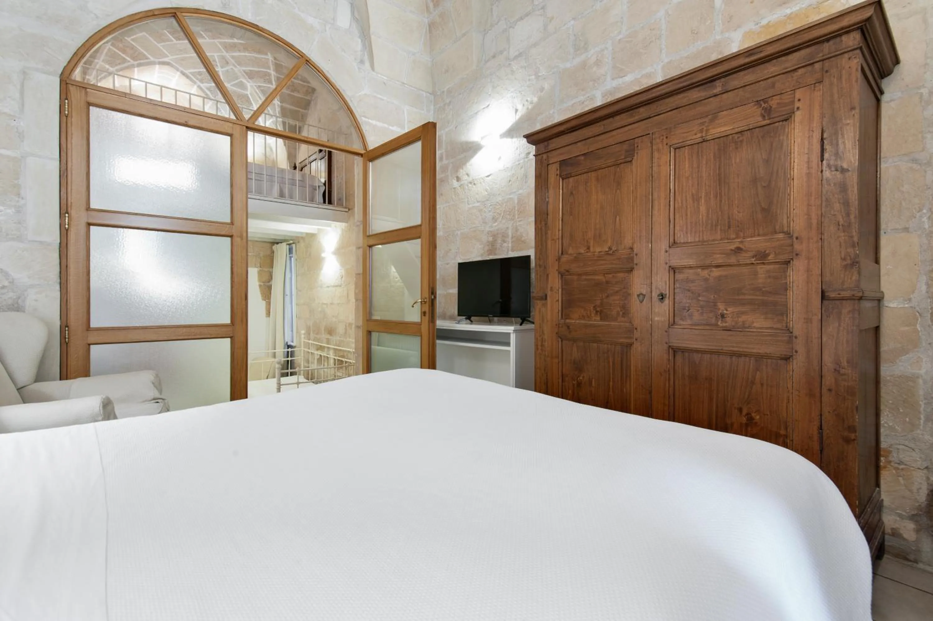 Photo of the whole room, Bed in Chiesa Greca Suites - Lecce Selection