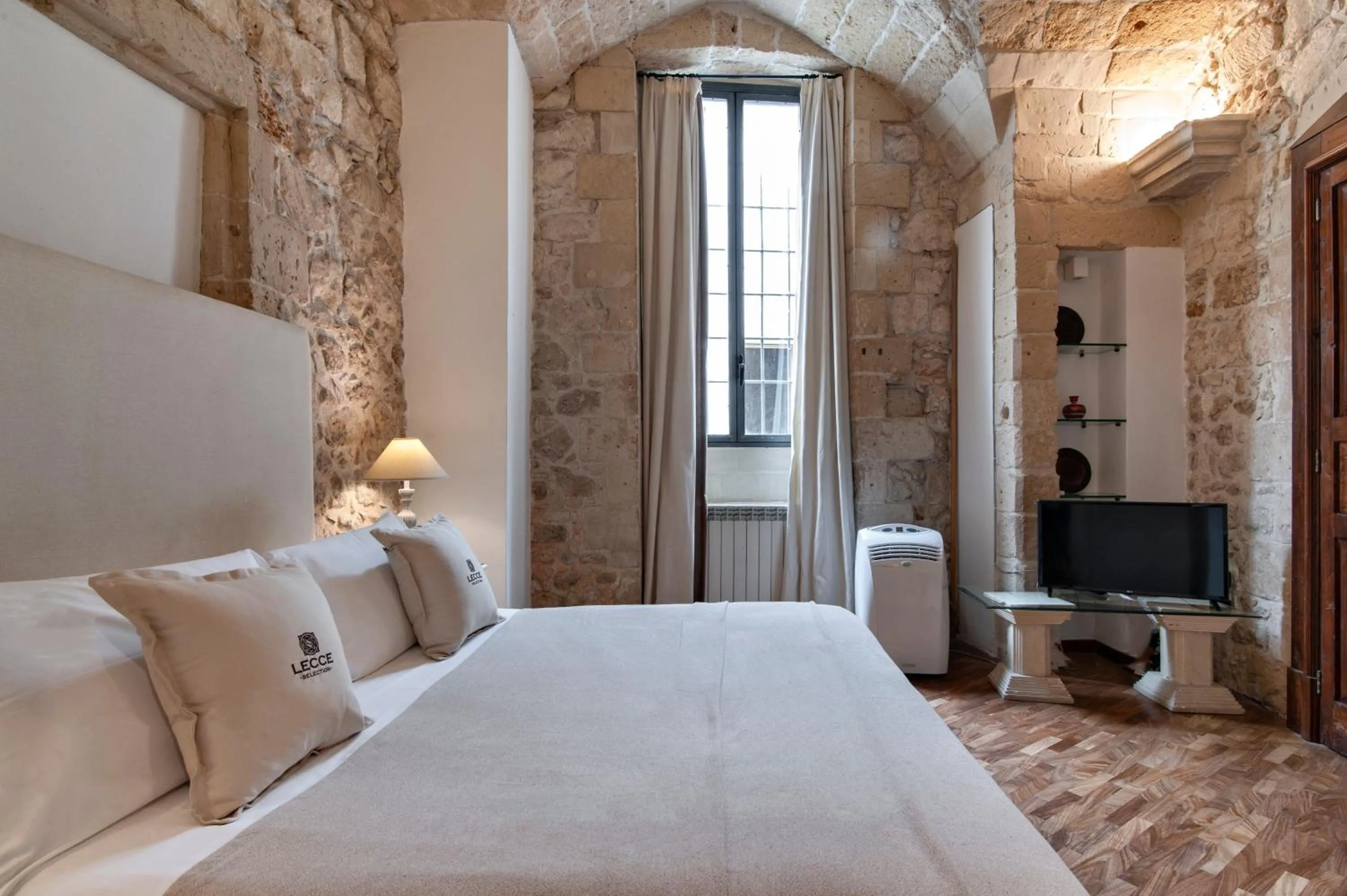 Photo of the whole room, Bed in Chiesa Greca Suites - Lecce Selection
