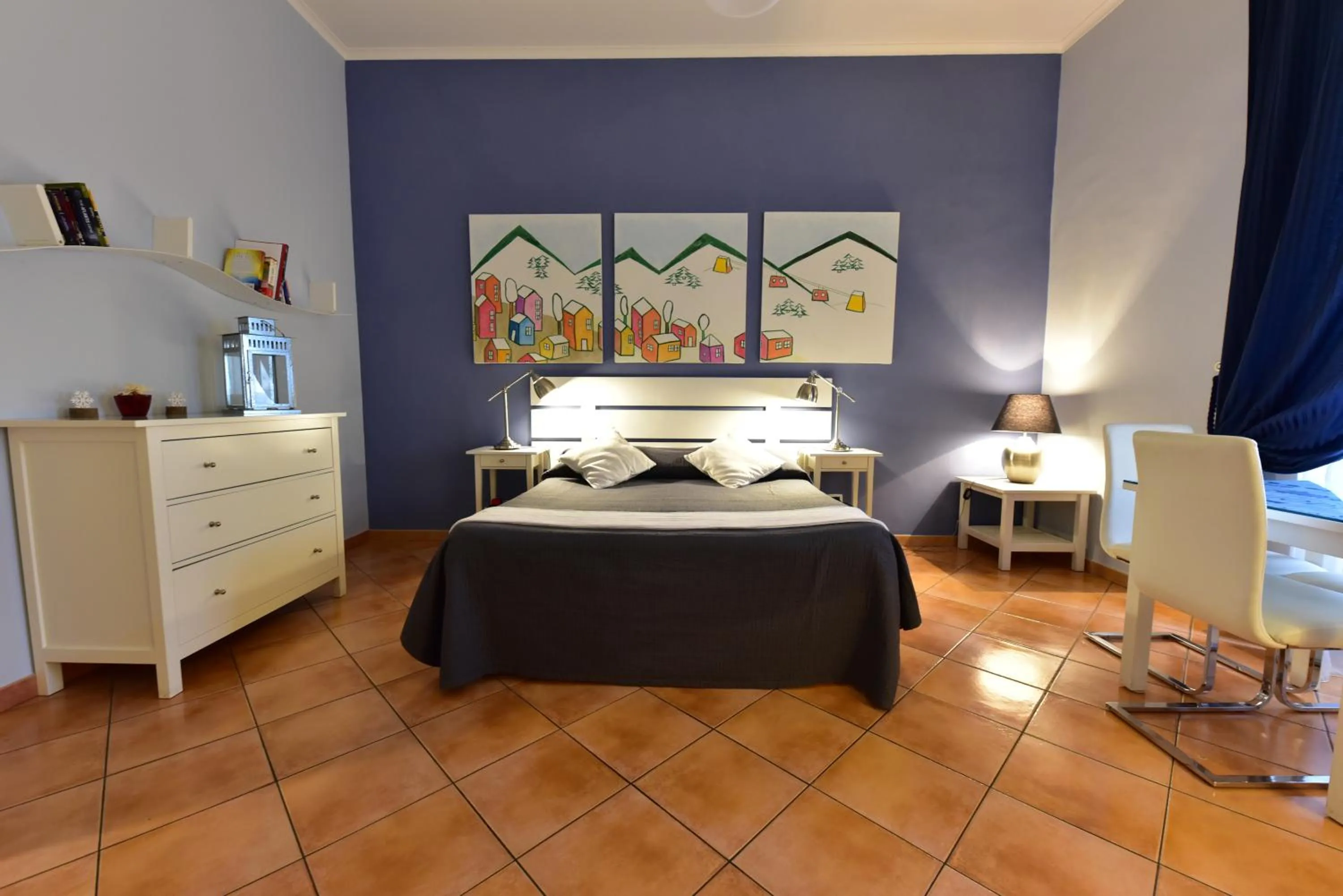 Photo of the whole room, Bed in QuodLibet