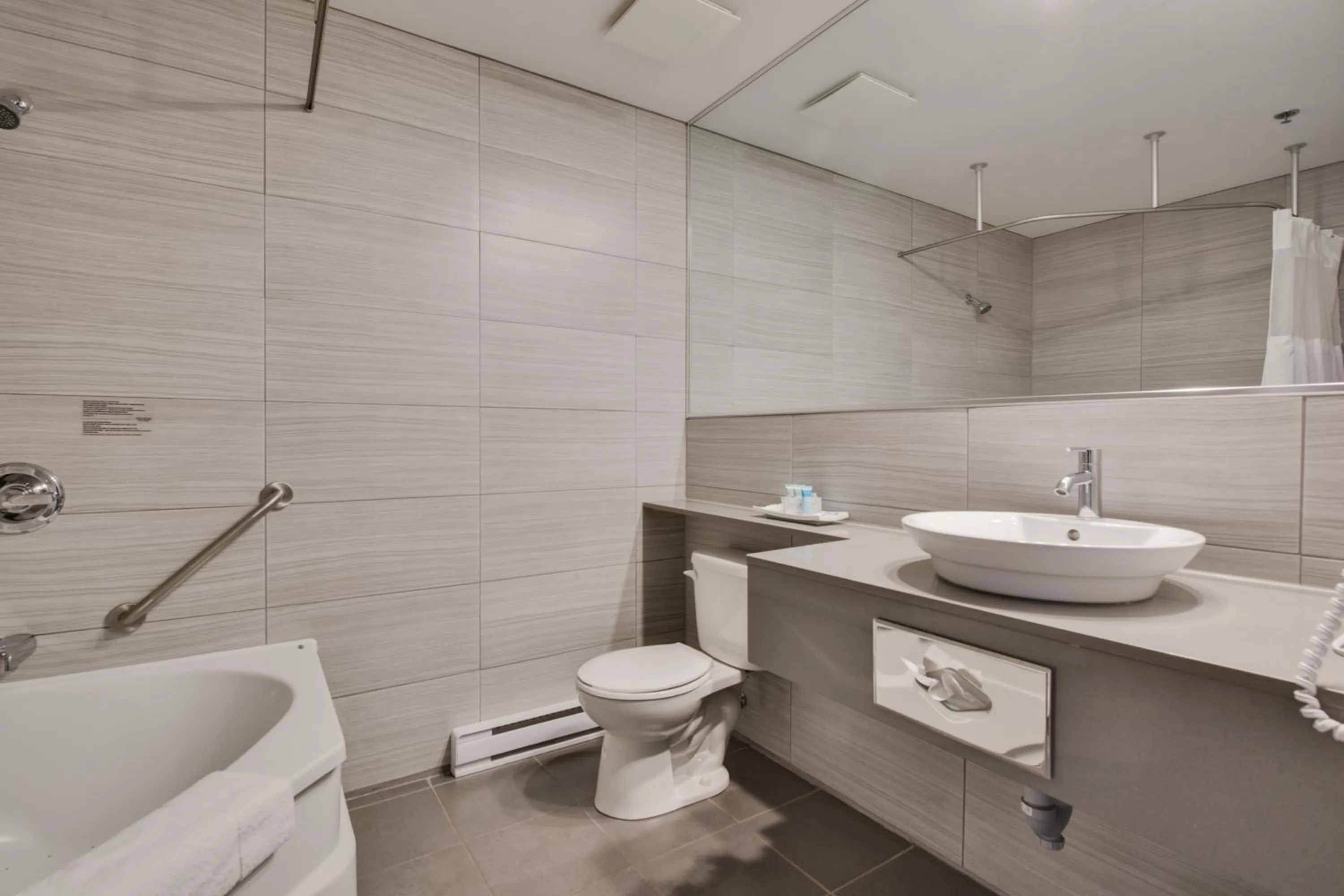 Bathroom in Hôtel et Pavillons Le Petit Manoir du Casino