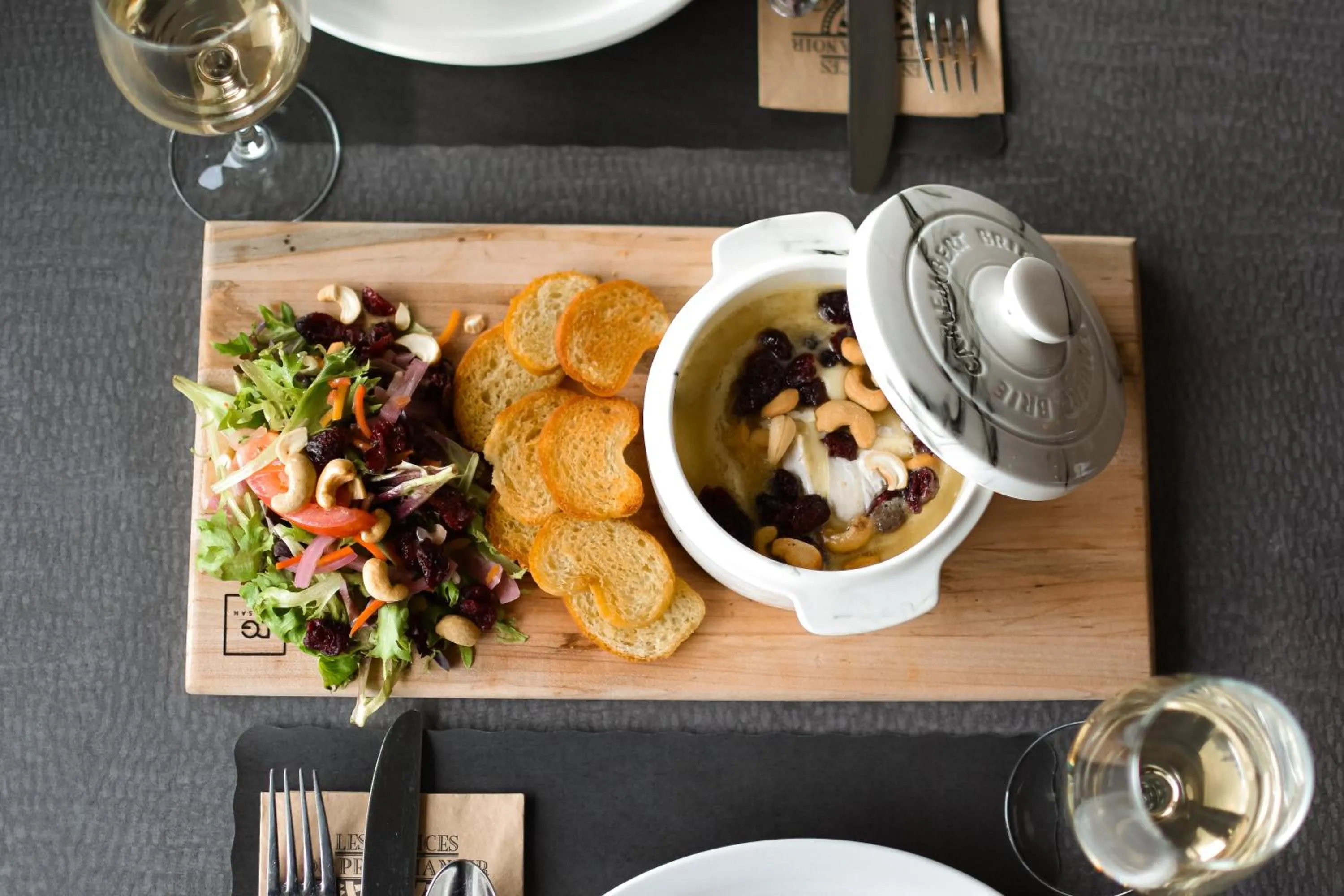 Restaurant/places to eat in Hôtel et Pavillons Le Petit Manoir du Casino