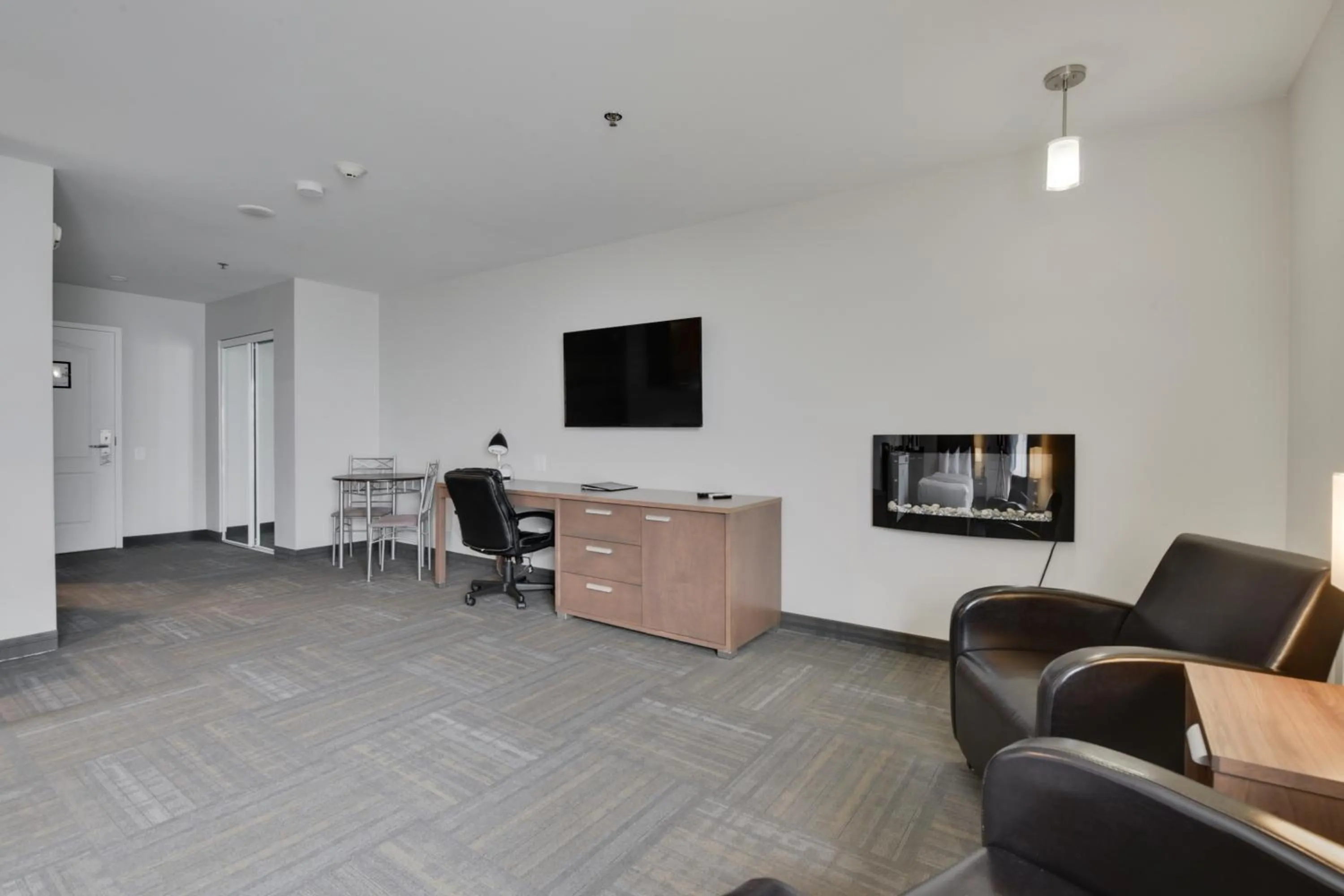 TV and multimedia in Hôtel et Pavillons Le Petit Manoir du Casino