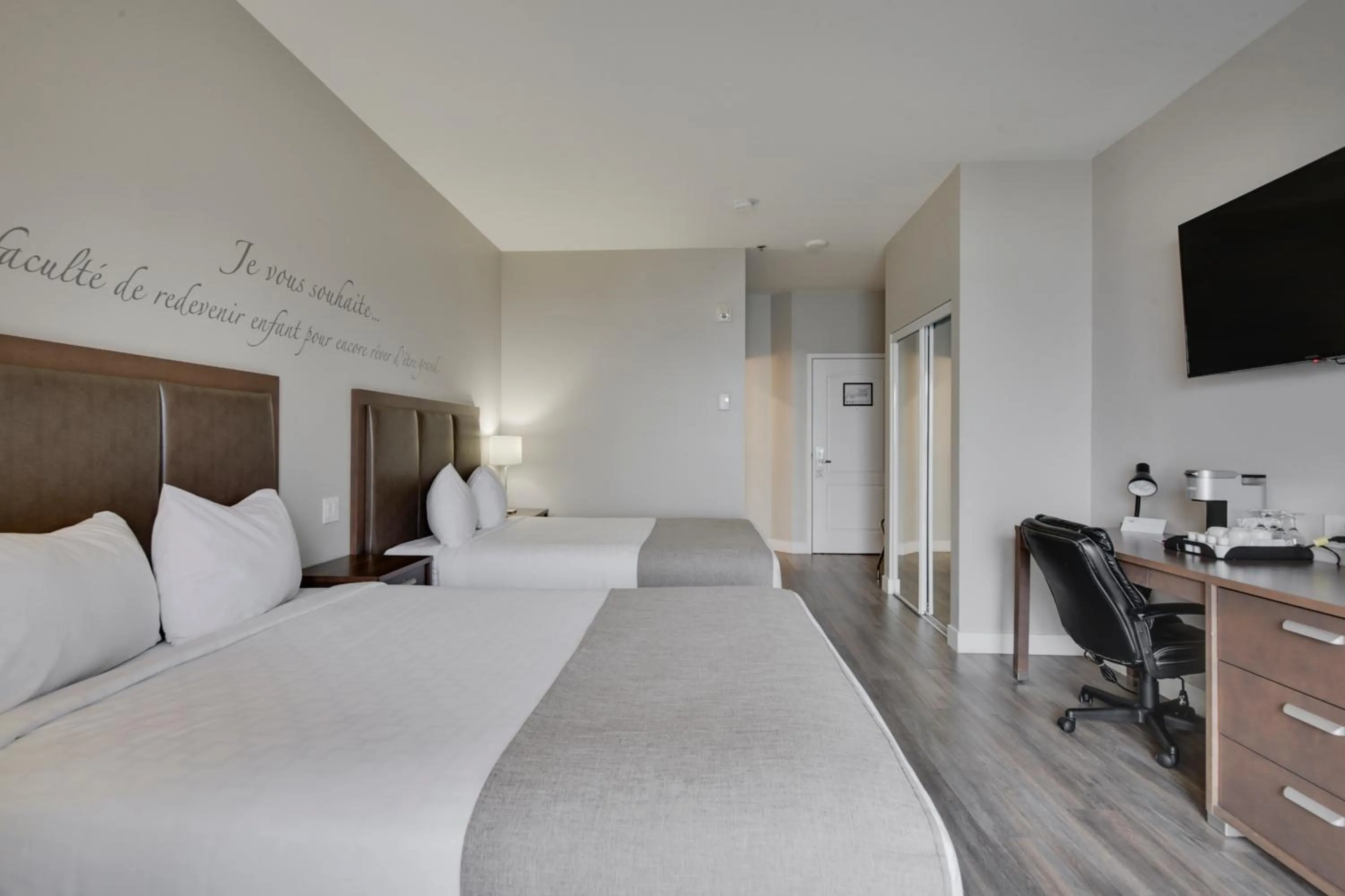 Photo of the whole room, Bed in Hôtel et Pavillons Le Petit Manoir du Casino