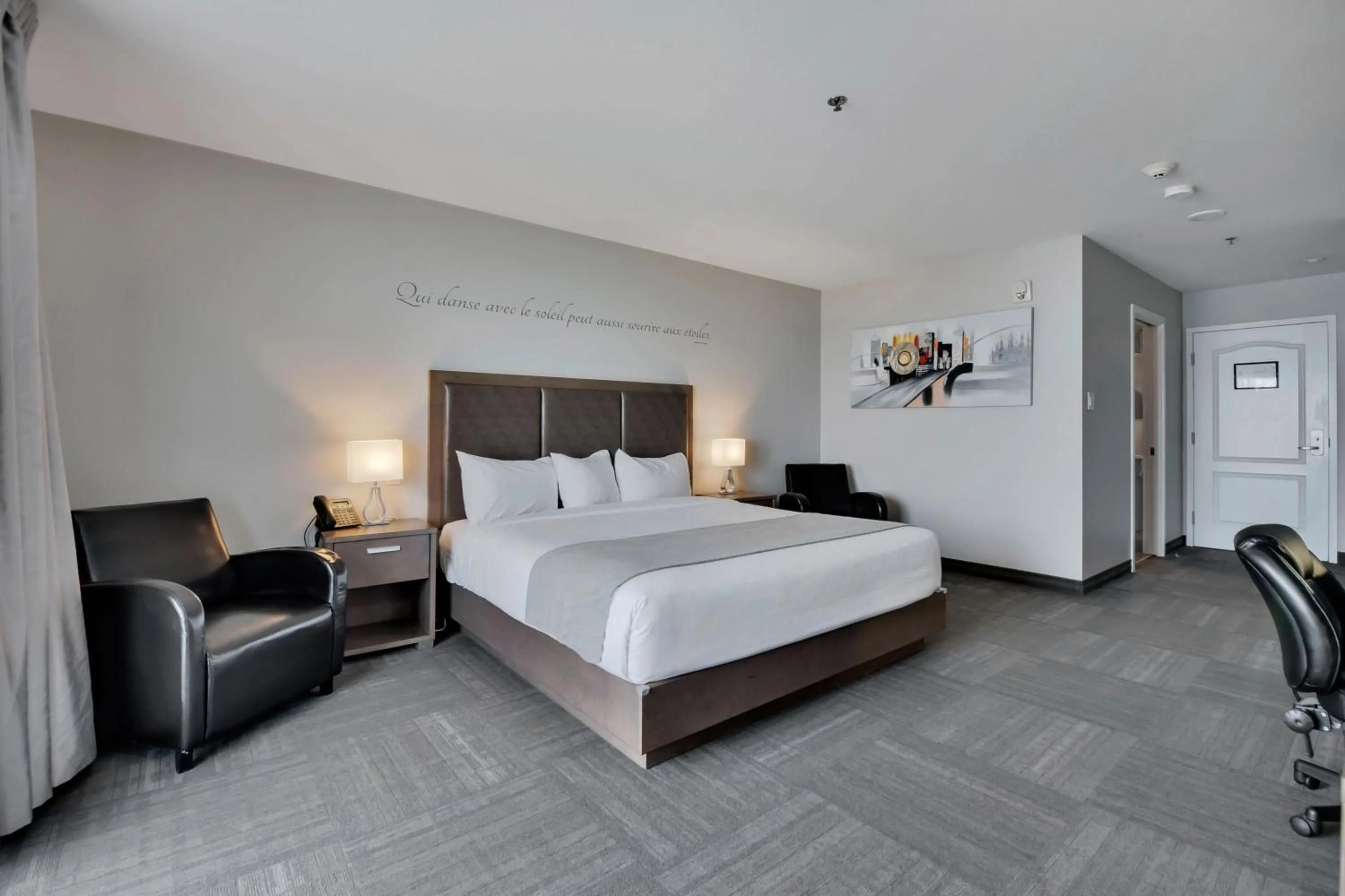 Photo of the whole room, Bed in Hôtel et Pavillons Le Petit Manoir du Casino