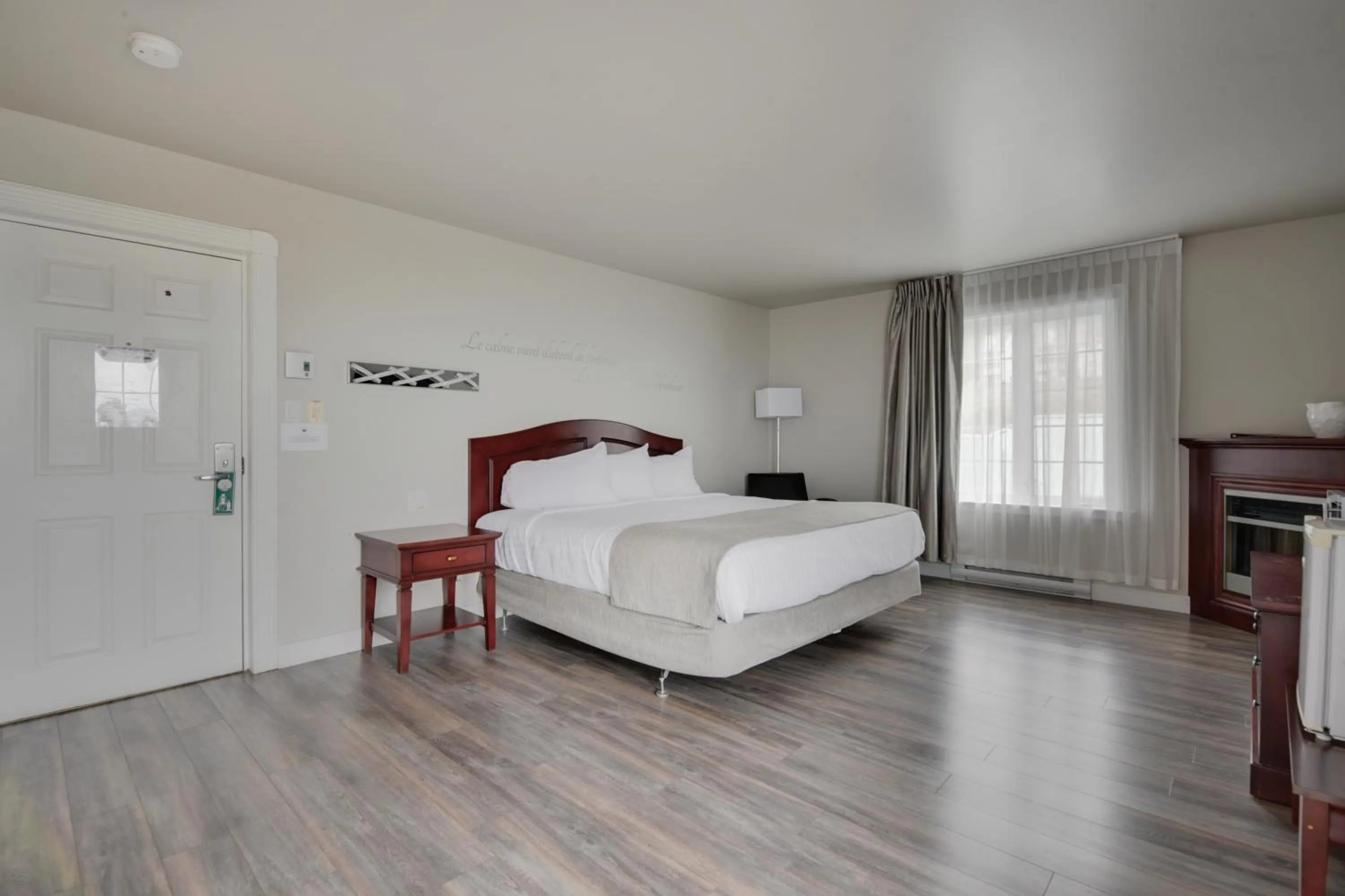 Photo of the whole room, Bed in Hôtel et Pavillons Le Petit Manoir du Casino