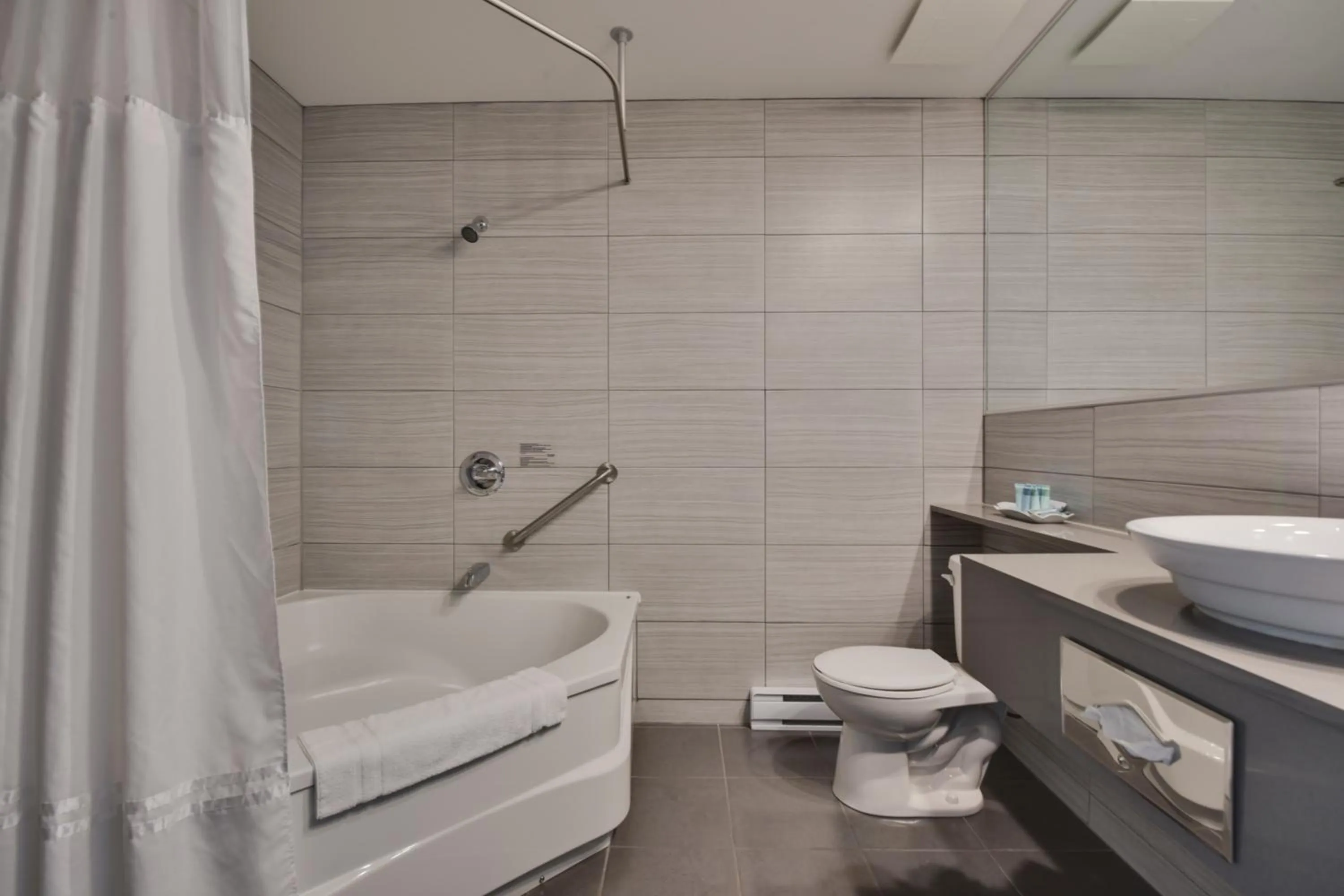 Bathroom in Hôtel et Pavillons Le Petit Manoir du Casino