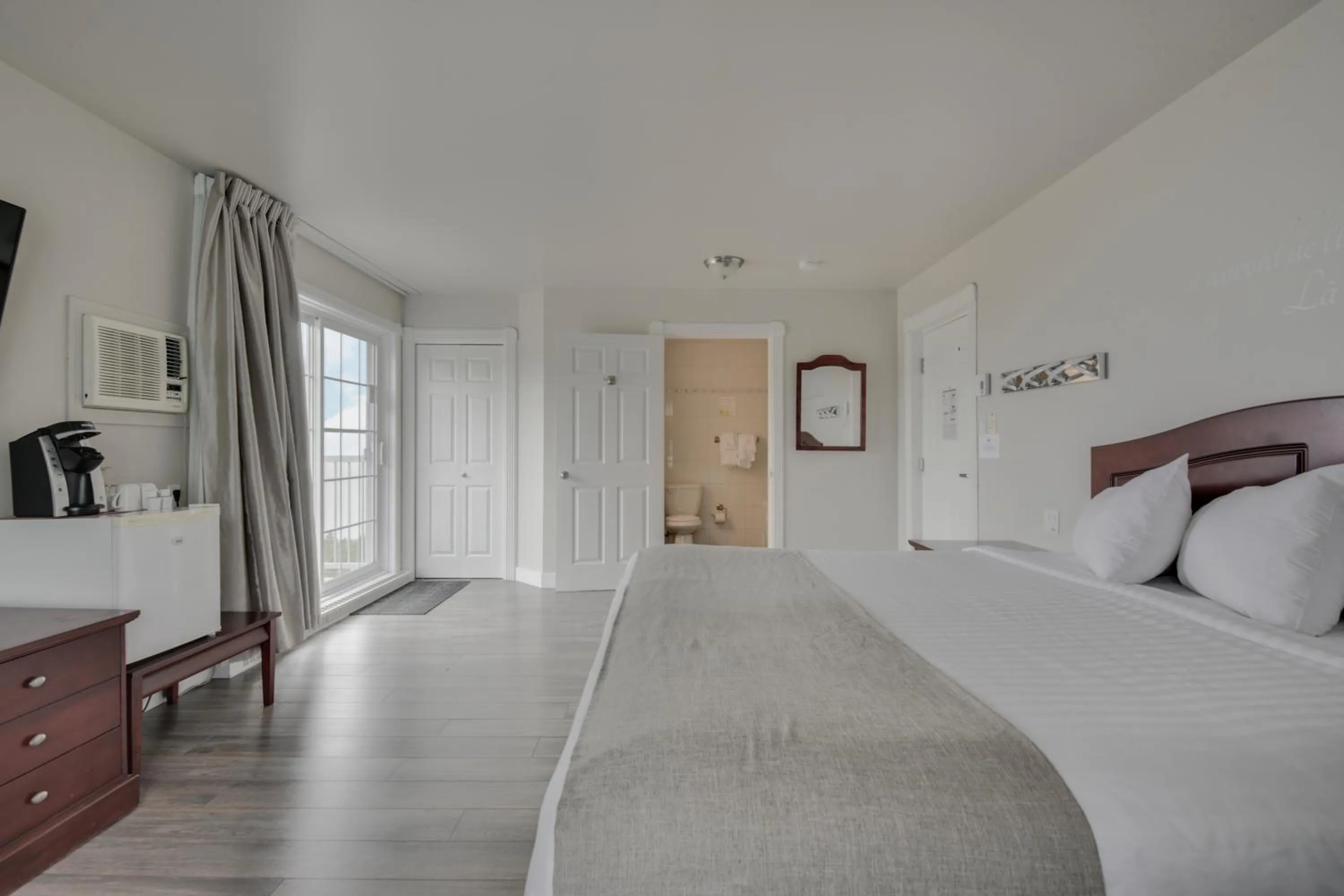 Bedroom, Bed in Hôtel et Pavillons Le Petit Manoir du Casino