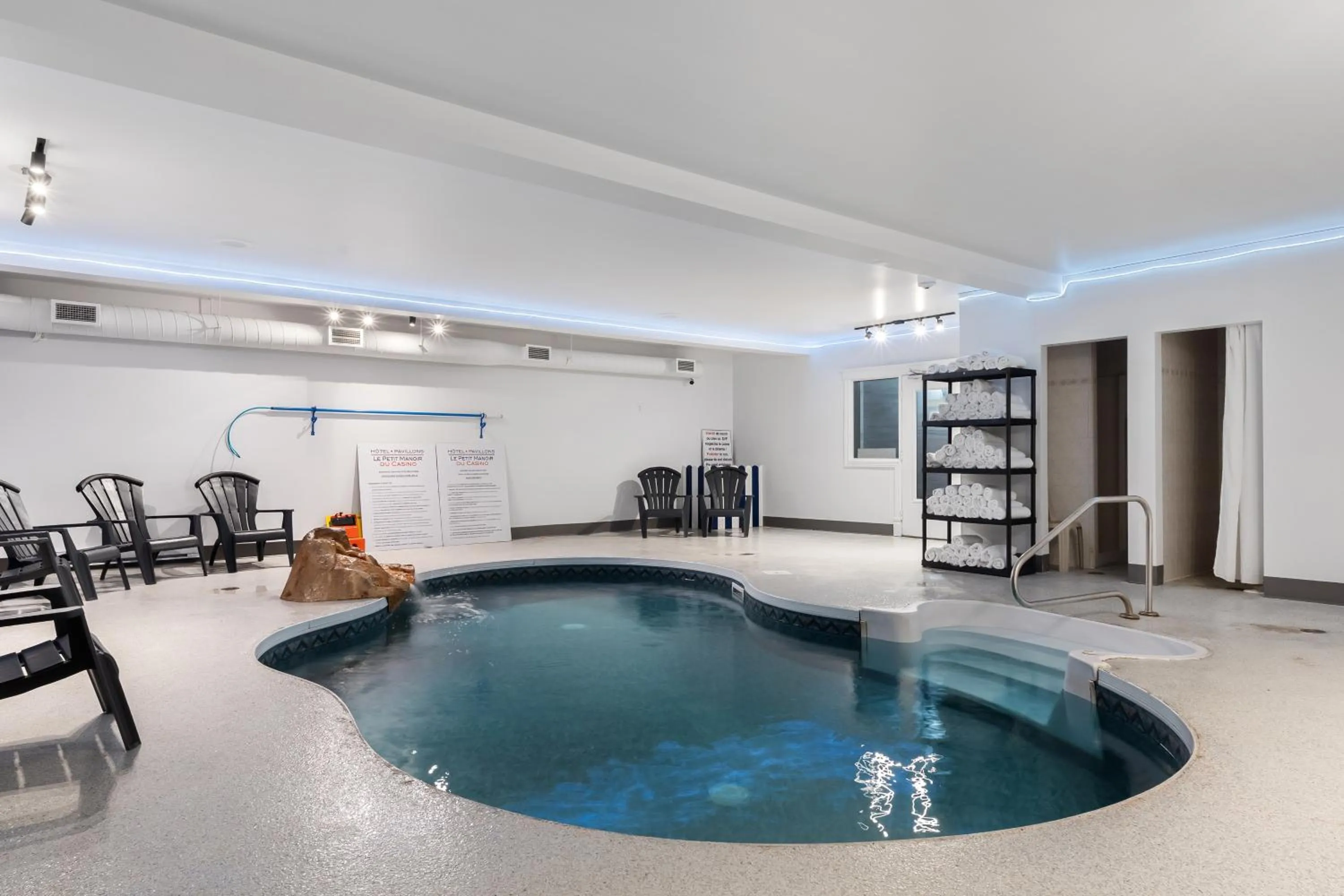 Swimming pool in Hôtel et Pavillons Le Petit Manoir du Casino