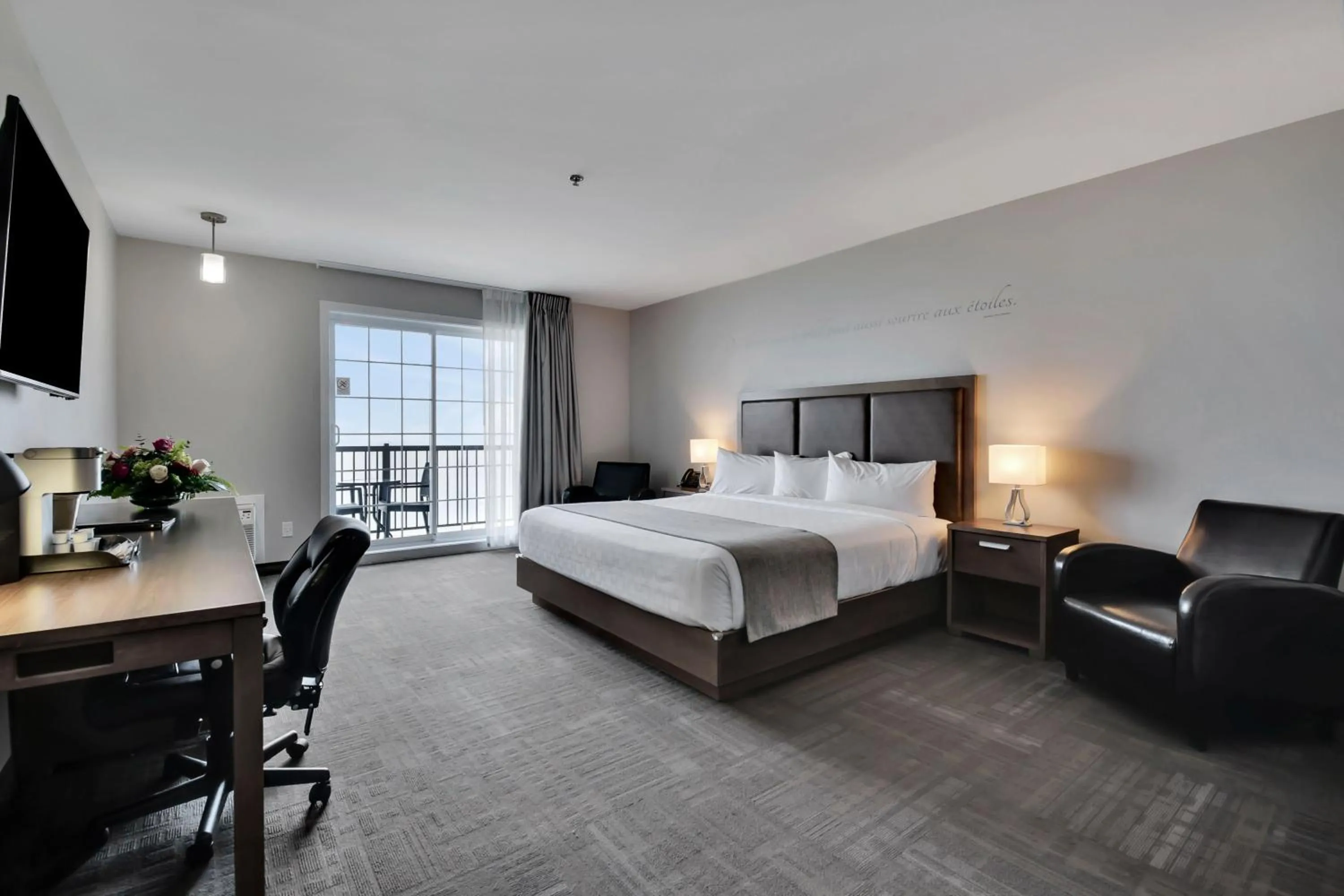 Photo of the whole room, Bed in Hôtel et Pavillons Le Petit Manoir du Casino