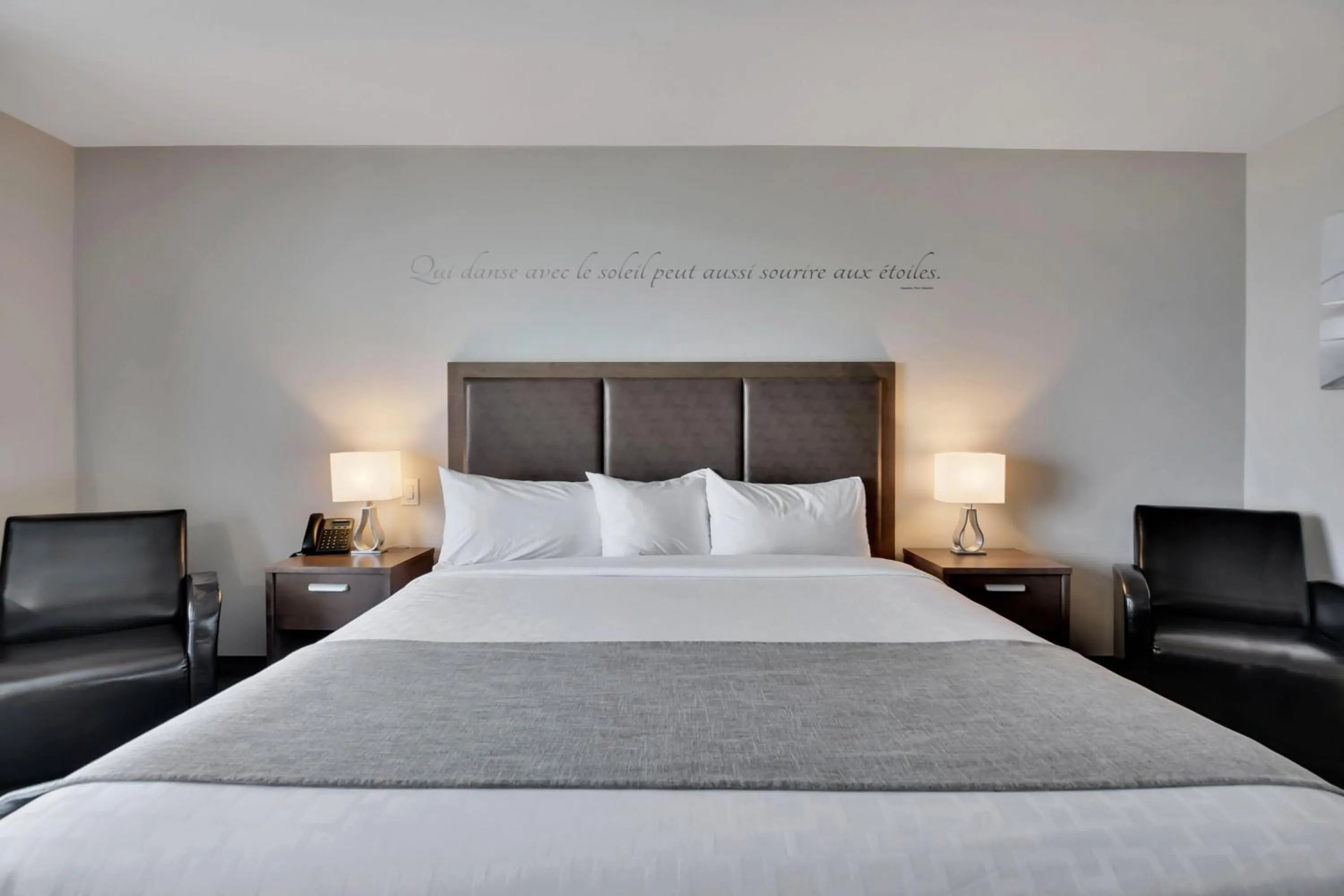 Bed in Hôtel et Pavillons Le Petit Manoir du Casino