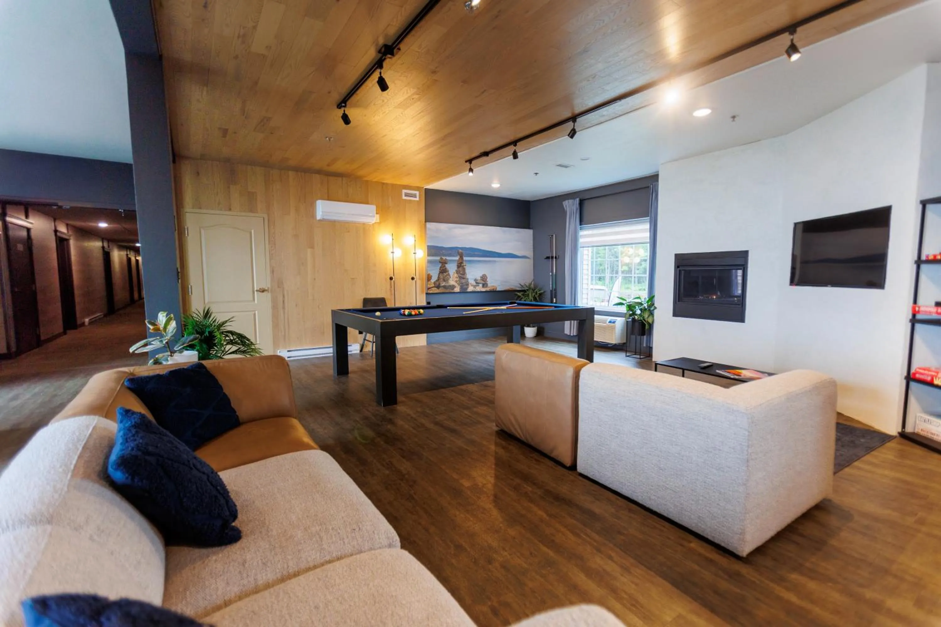 Communal lounge/ TV room in Hôtel et Pavillons Le Petit Manoir du Casino