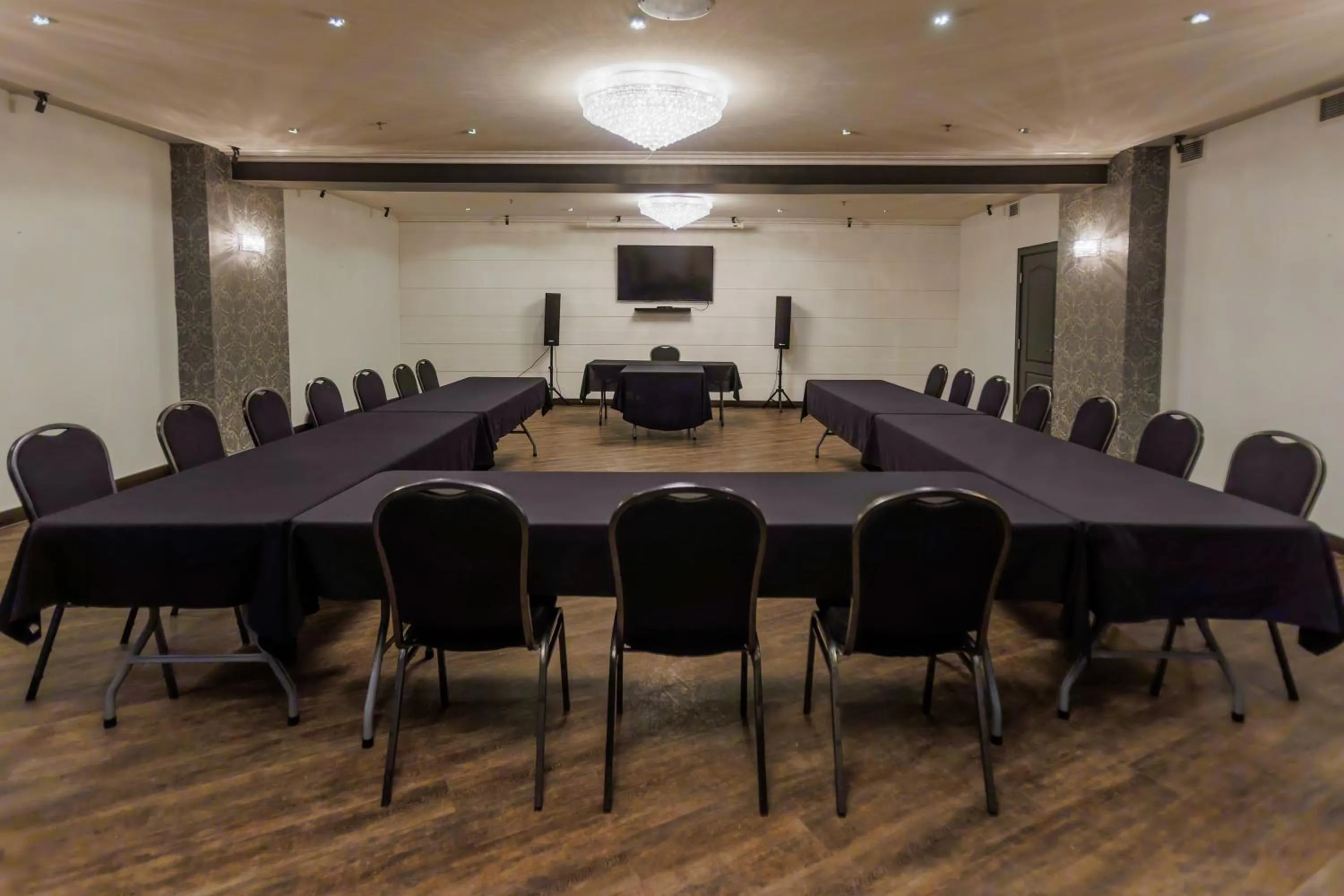 Meeting/conference room in Hôtel et Pavillons Le Petit Manoir du Casino