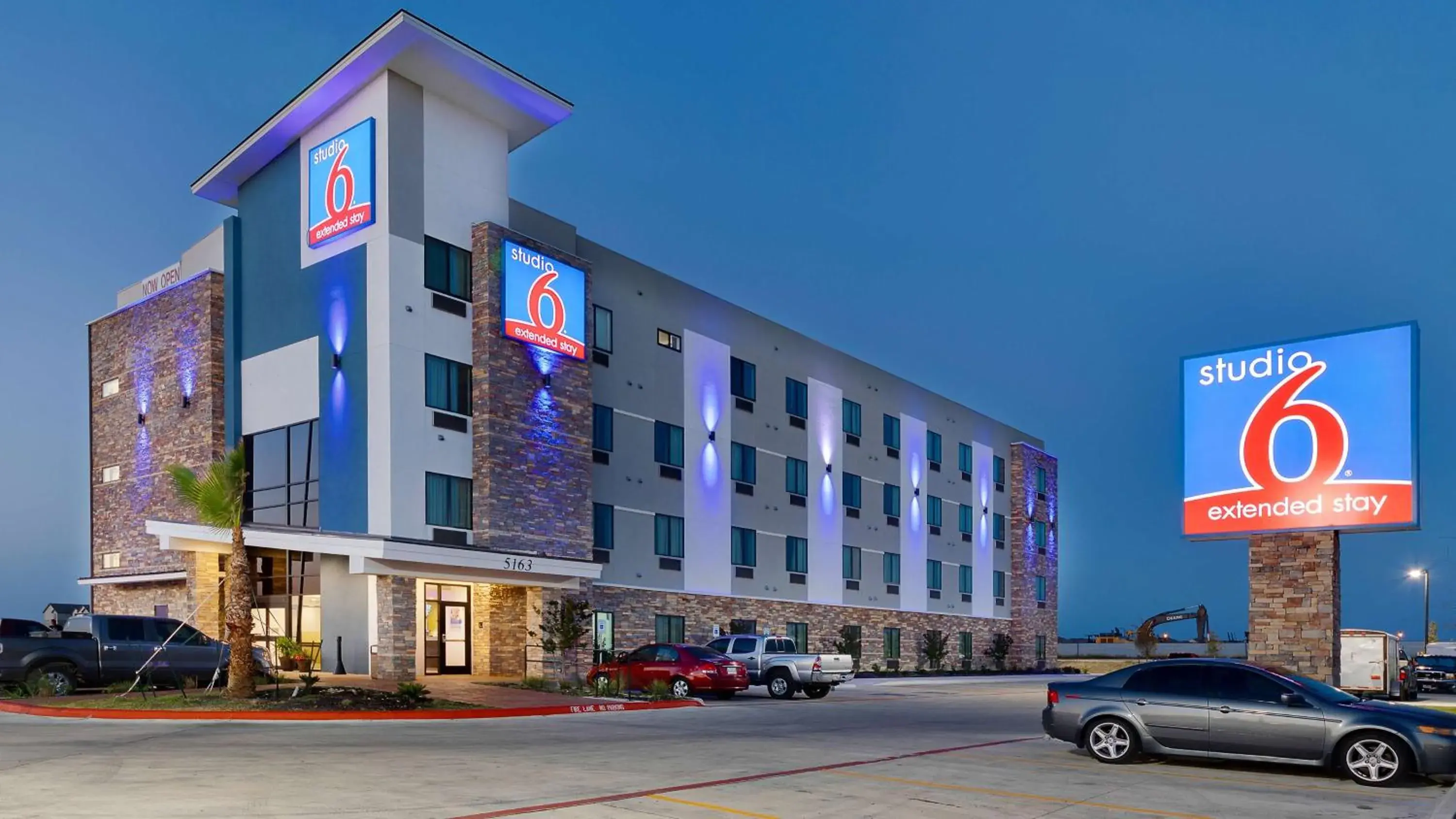 Property building in Studio 6-Buda, TX Property building in Studio 6-Buda, TX