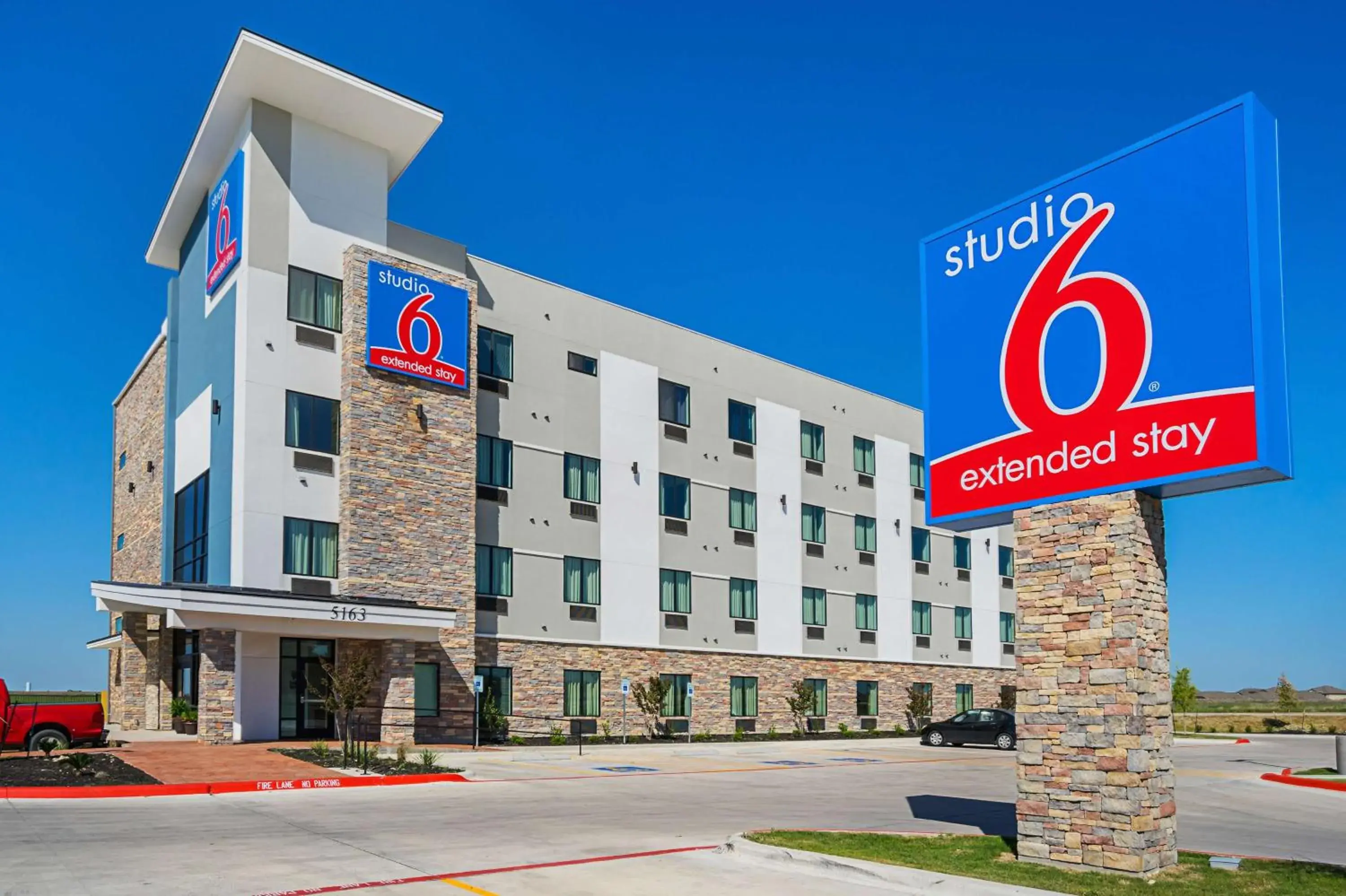 Property building in Studio 6-Buda, TX Property building in Studio 6-Buda, TX