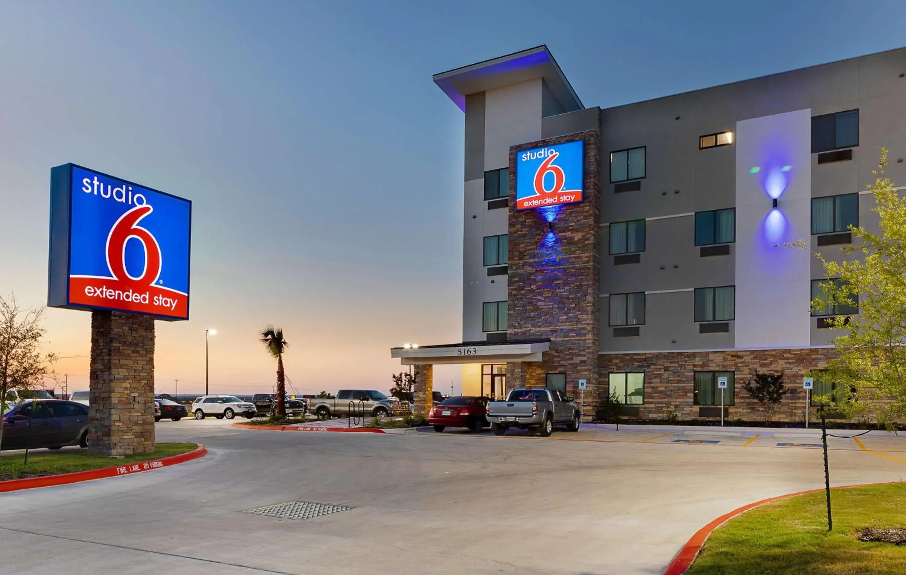 Property building in Studio 6-Buda, TX Property building in Studio 6-Buda, TX