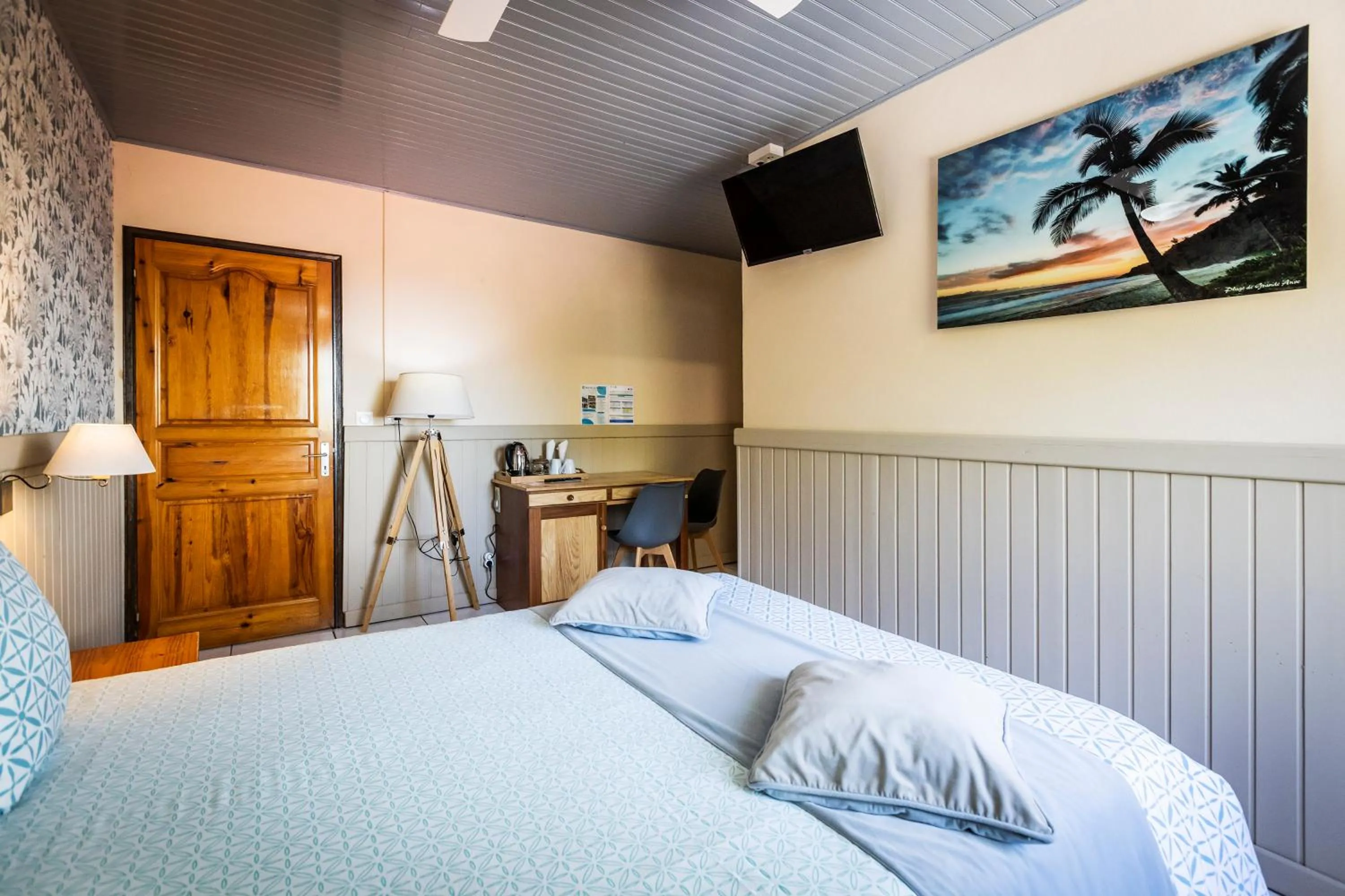 Photo of the whole room, Bed in Auberge Desprairies