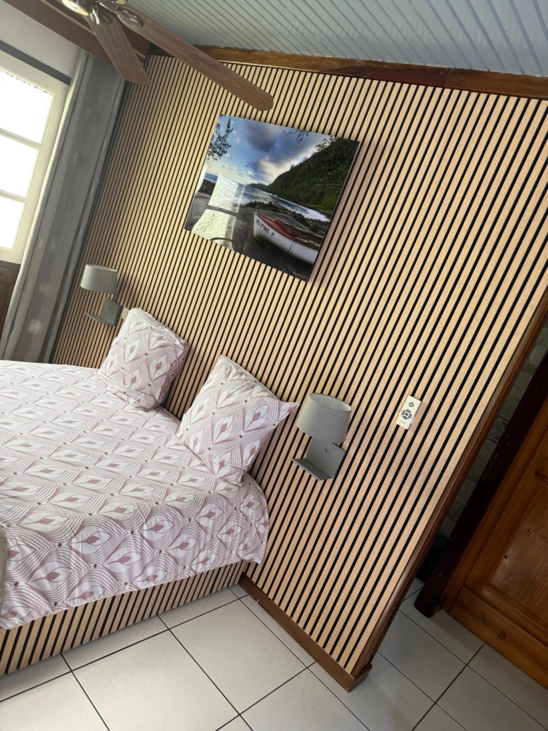 Photo of the whole room, Bed in Auberge Desprairies