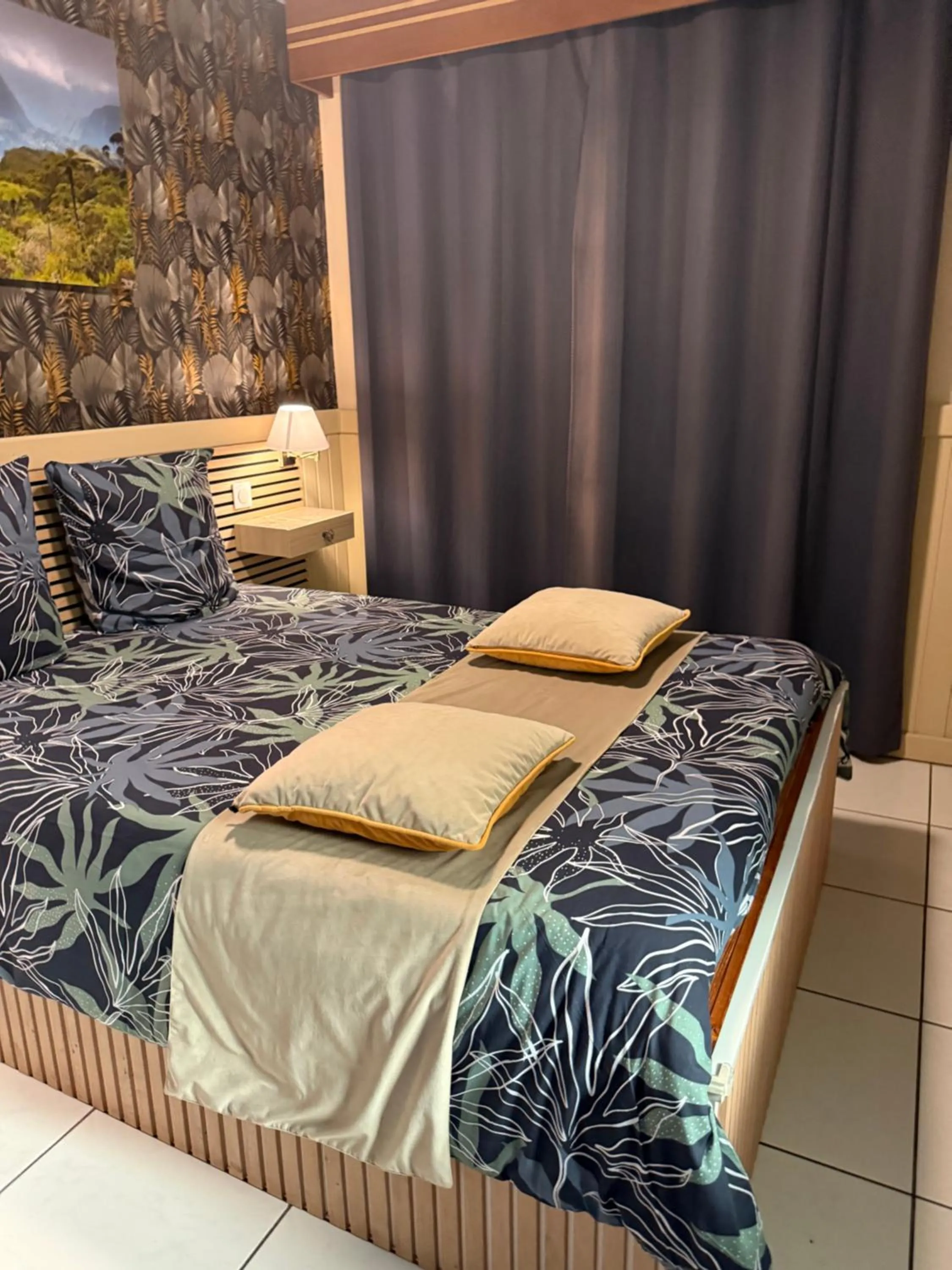 Photo of the whole room, Bed in Auberge Desprairies