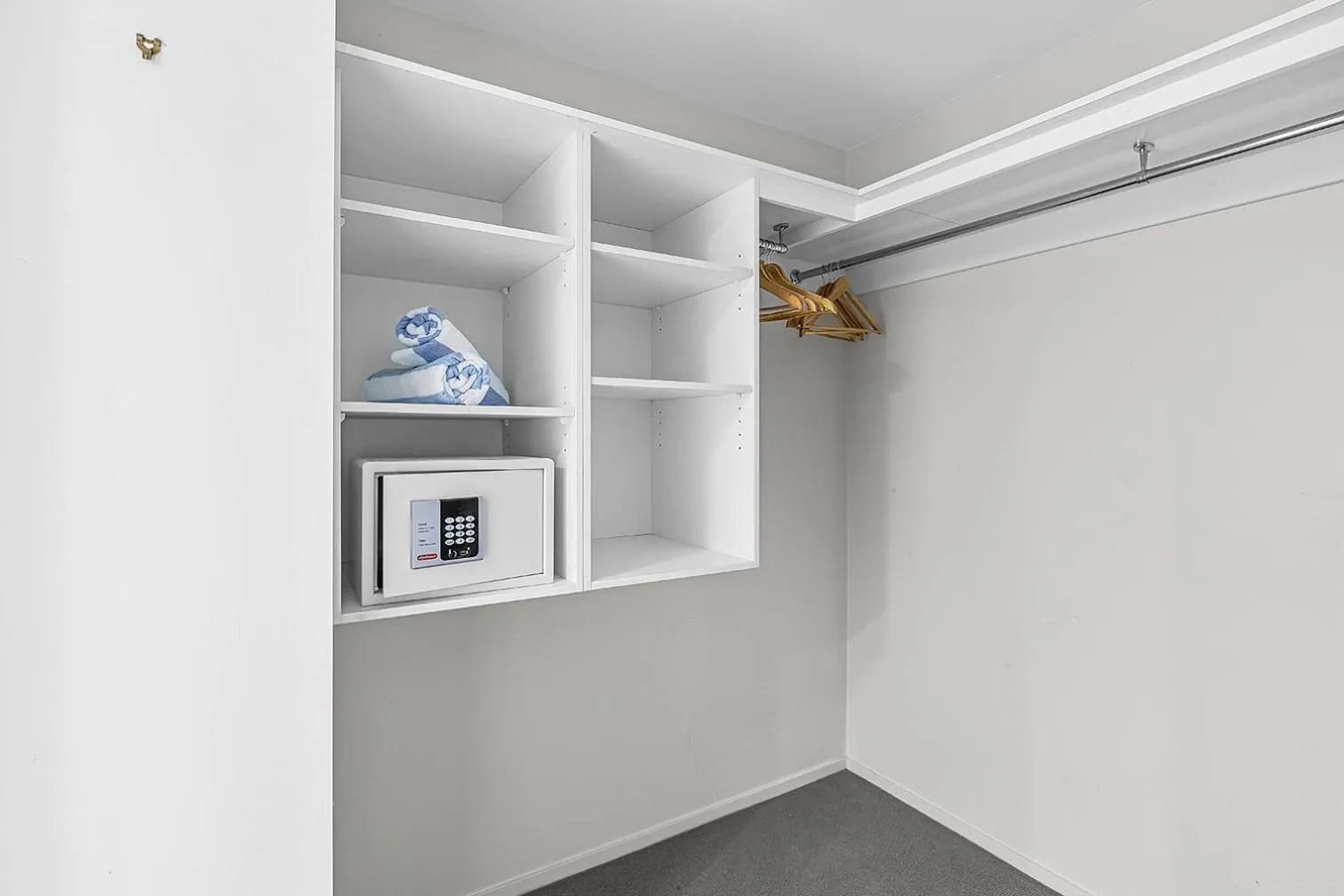 wardrobe in Peninsula Airlie Beach