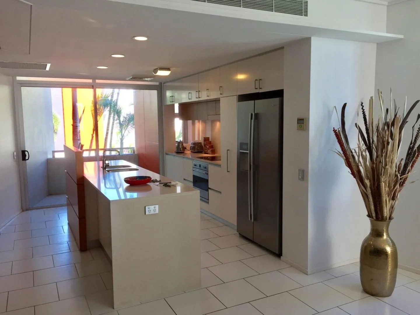 kitchen in Peninsula Airlie Beach