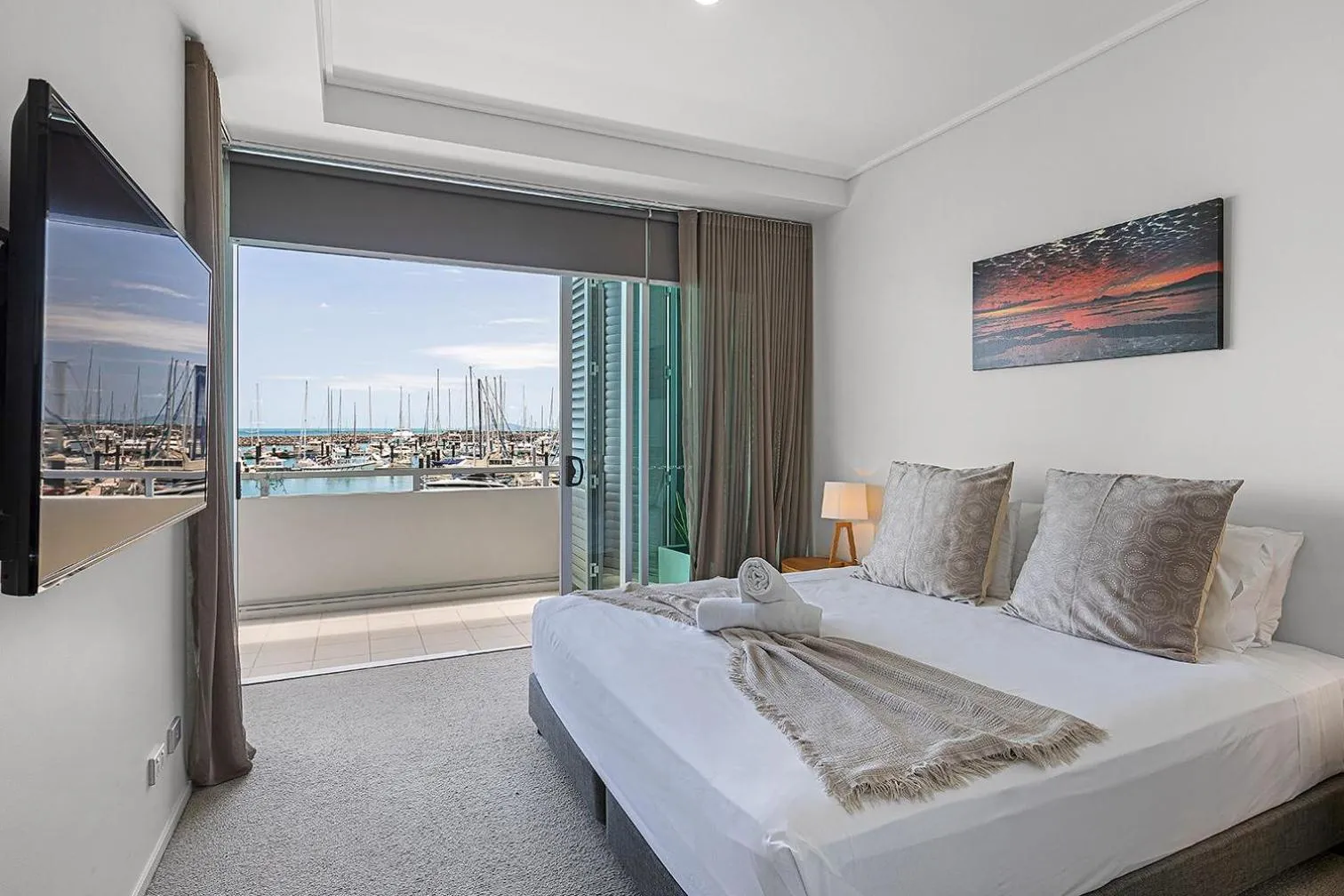 Balcony/Terrace, Bed in Peninsula Airlie Beach