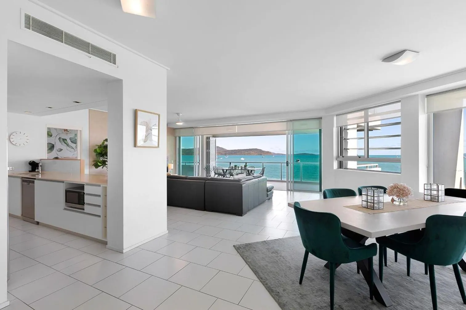 Kitchen or kitchenette in Peninsula Airlie Beach