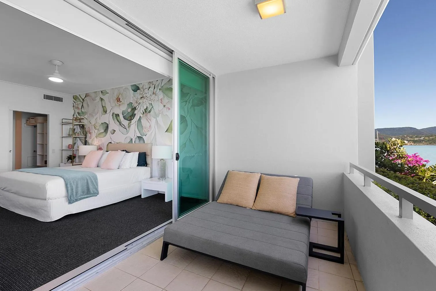 Balcony/Terrace, Bed in Peninsula Airlie Beach