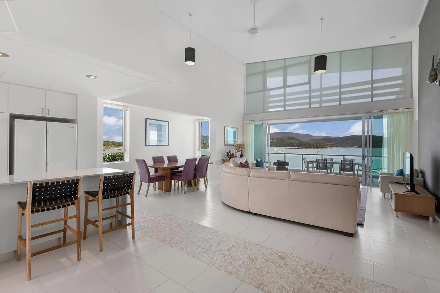 Kitchen or kitchenette in Peninsula Airlie Beach