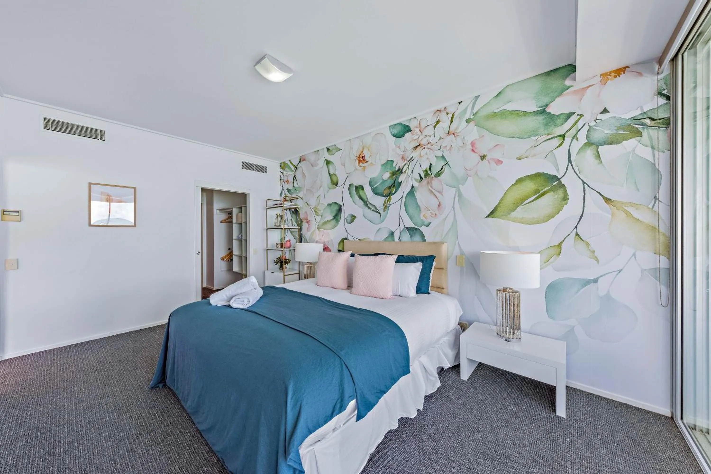 Bedroom, Bed in Peninsula Airlie Beach