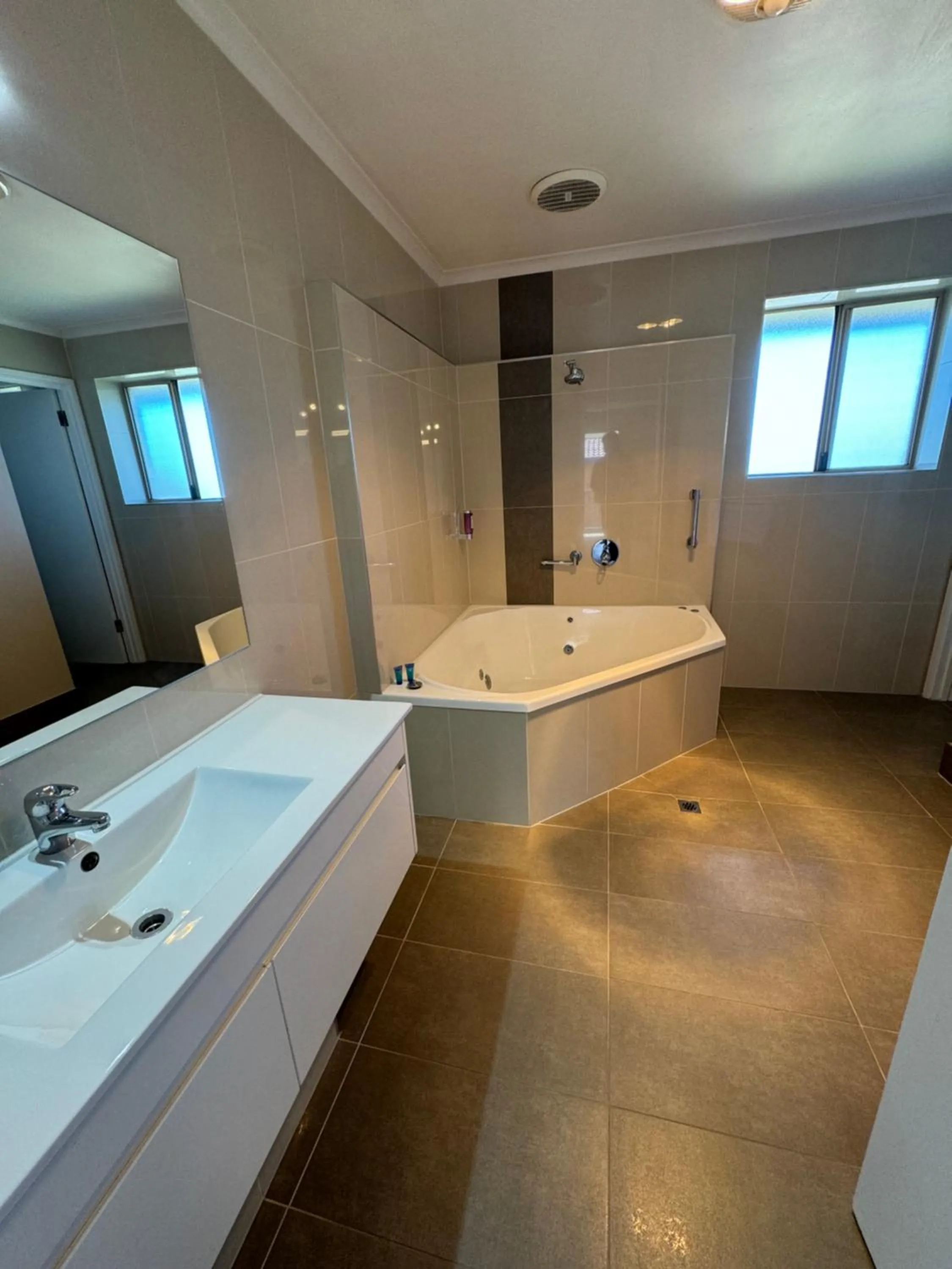 Blue Whale Motor Inn & Apartments