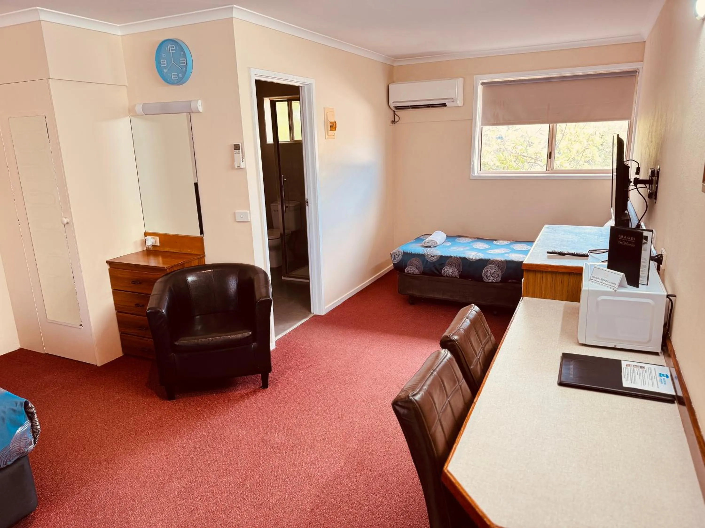 Bed in Blue Whale Motor Inn & Apartments