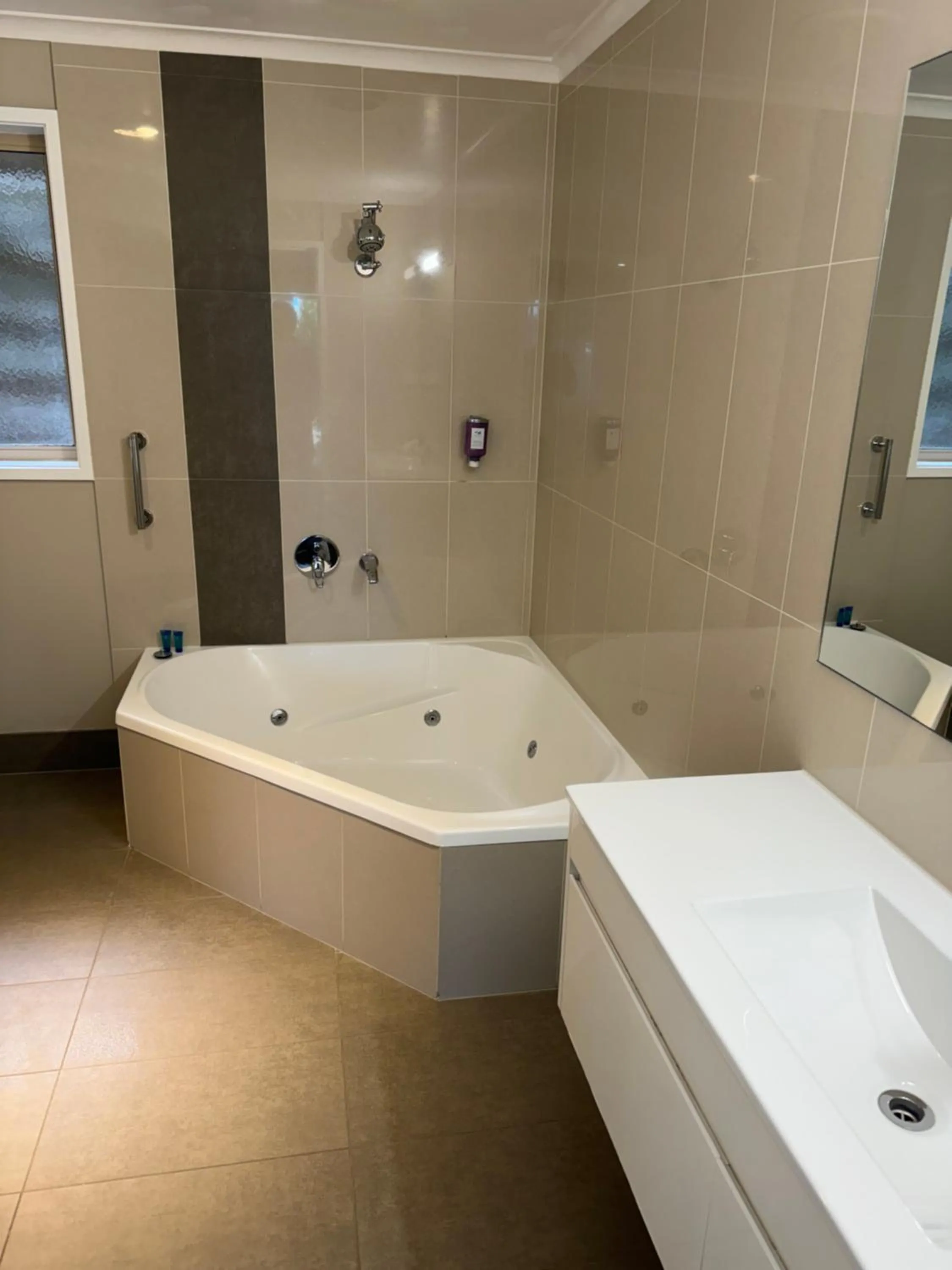 Blue Whale Motor Inn & Apartments