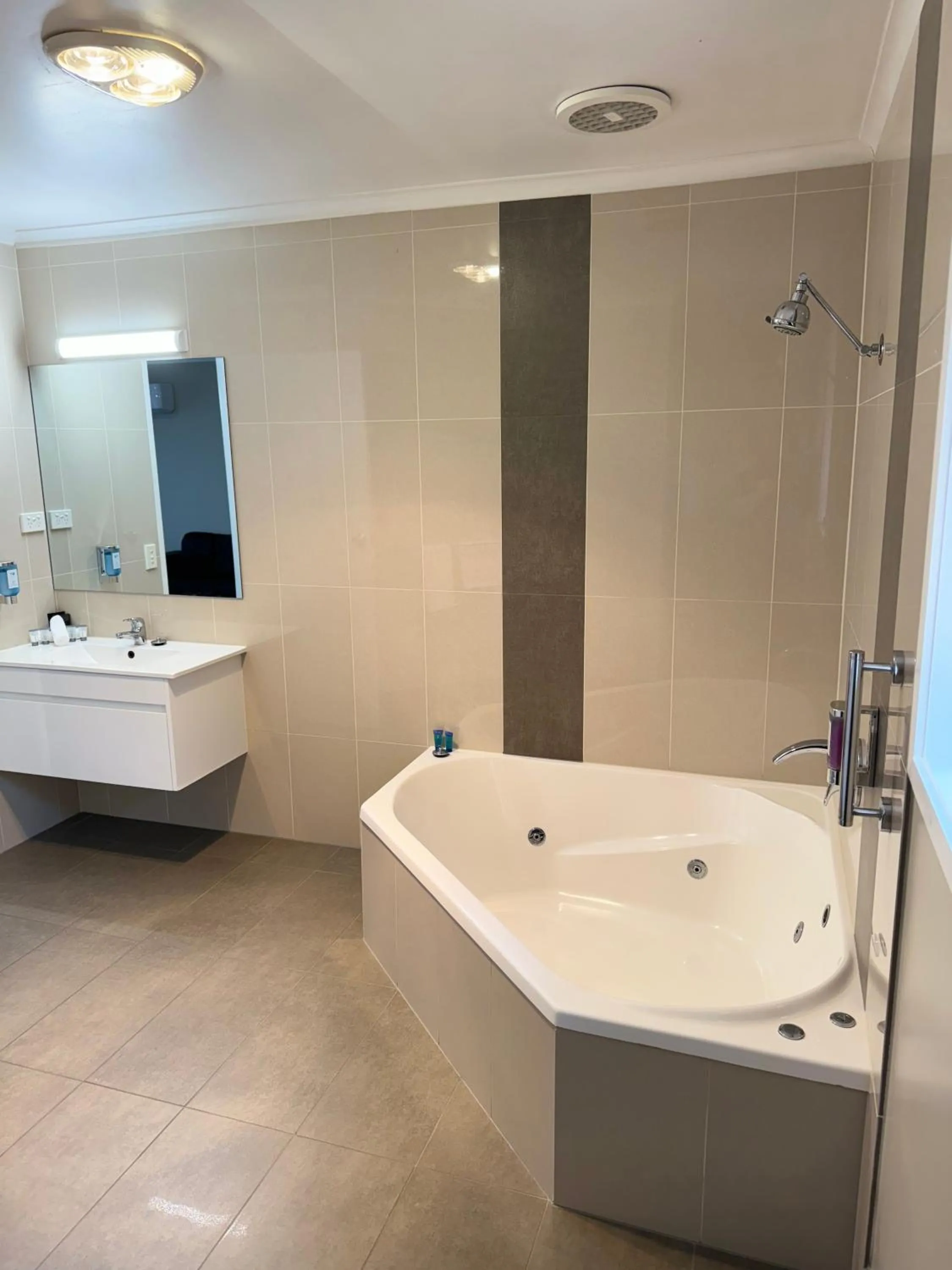 Blue Whale Motor Inn & Apartments