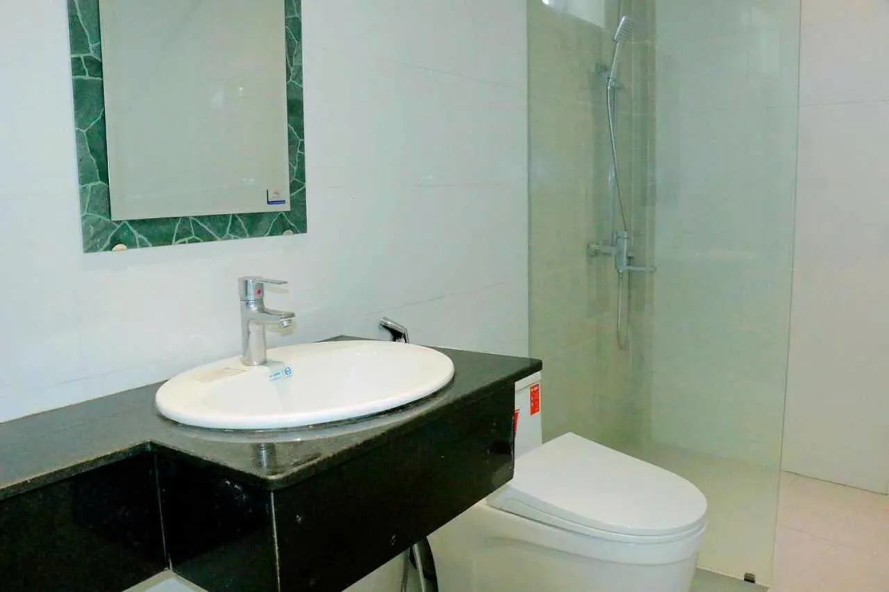 Shower in Oliver Hotel