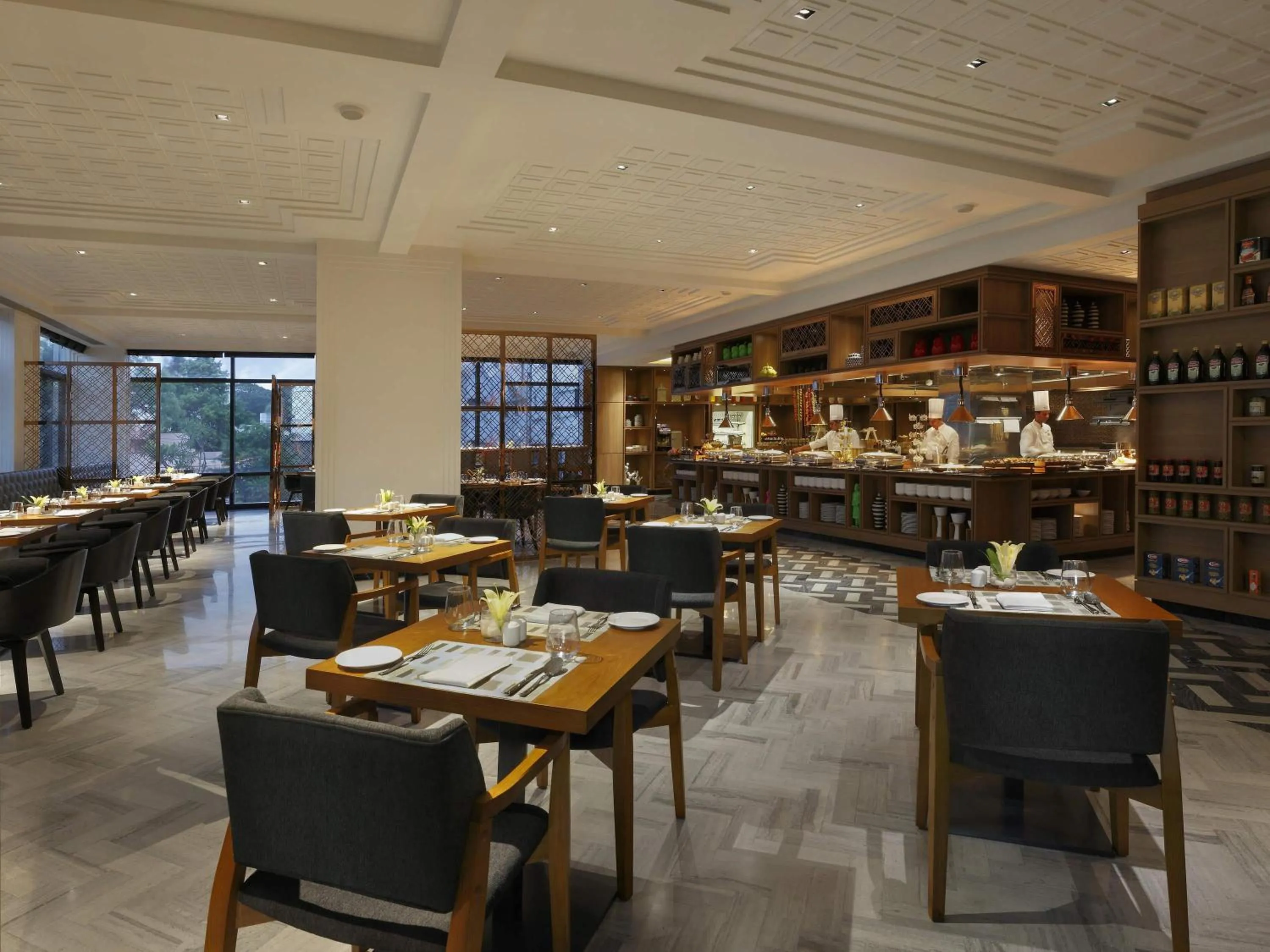 Restaurant/places to eat in Novotel Chennai Chamiers Road