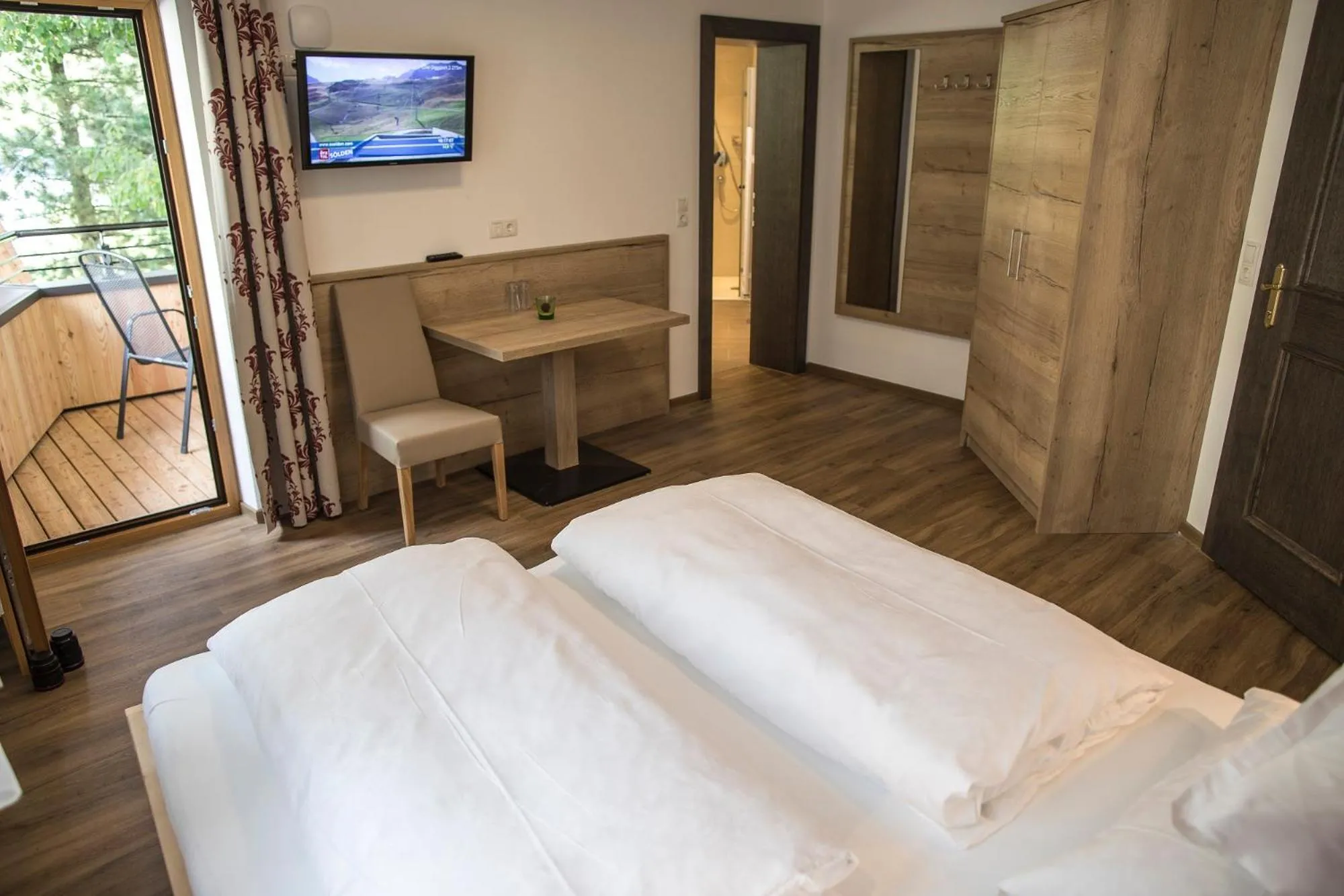 Photo of the whole room, Bed in Hotel am Hof