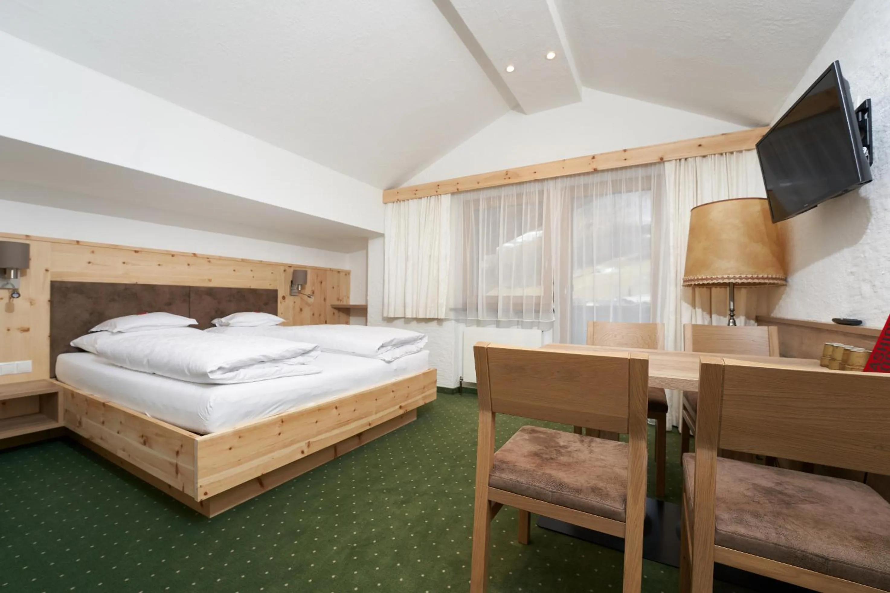 Living room, Bed in Hotel am Hof