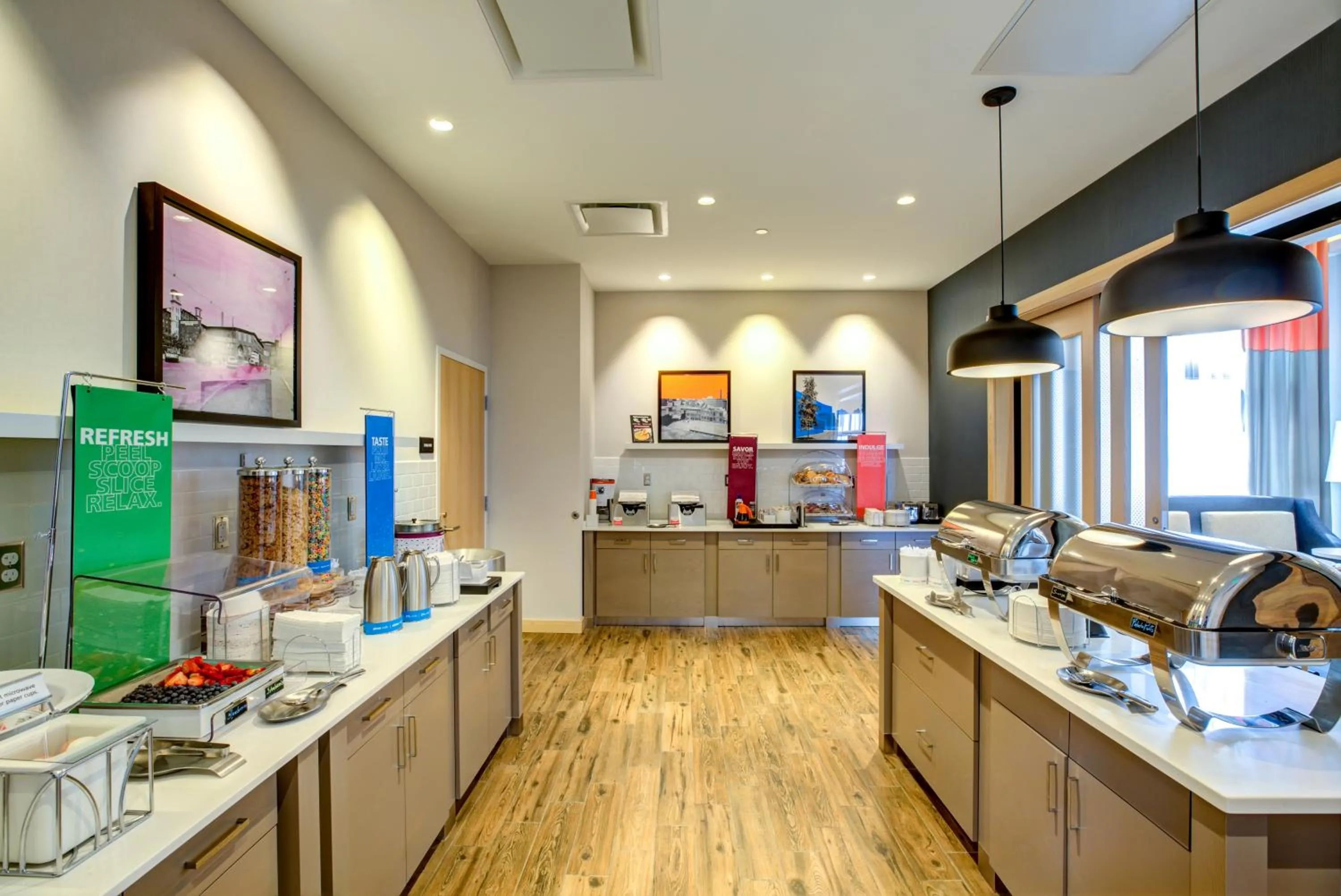 Breakfast in Hampton Inn & Suites Boston/Waltham