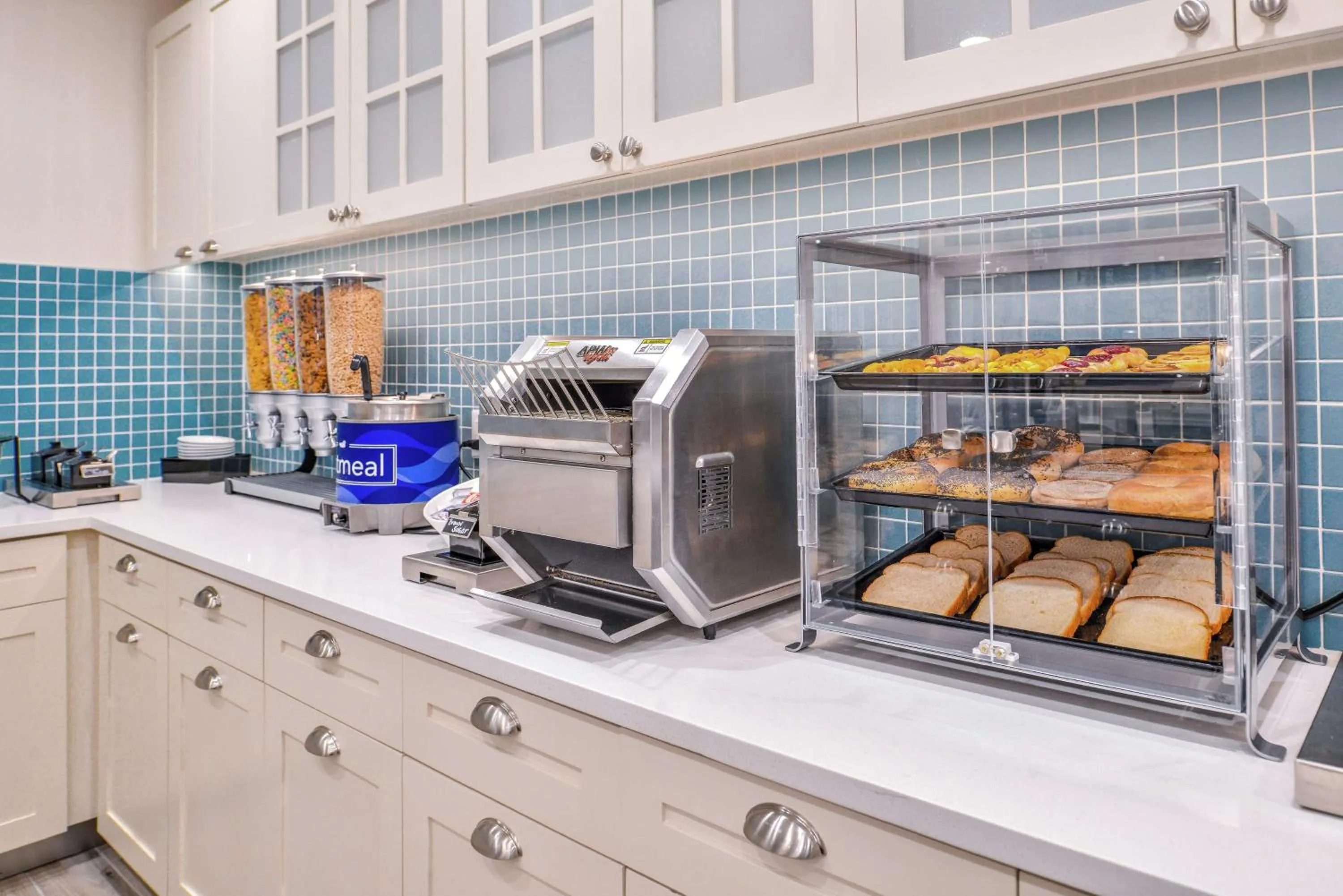 Dining area in Homewood Suites Des Moines Airport
