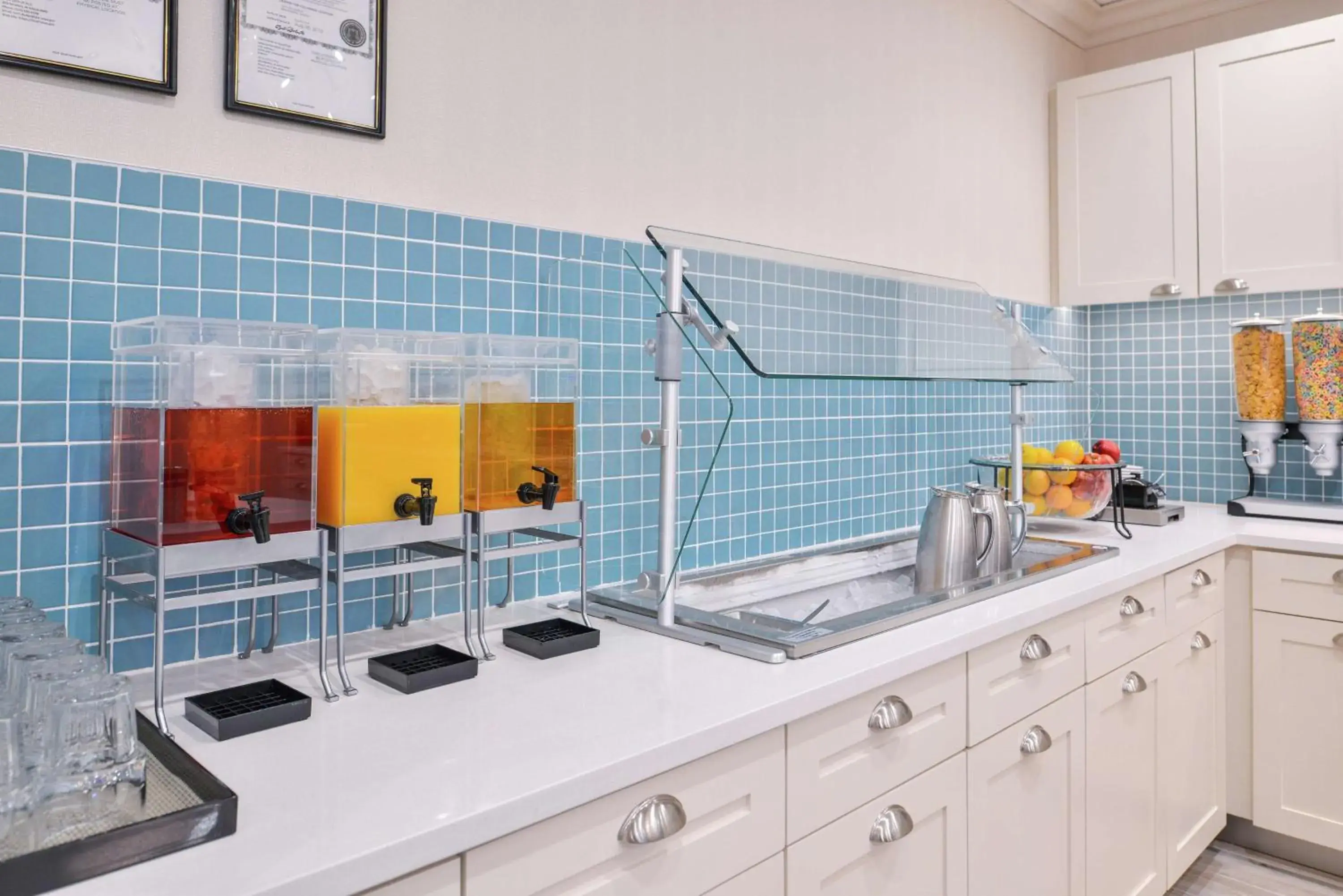 Dining area in Homewood Suites Des Moines Airport Dining area in Homewood Suites Des Moines Airport