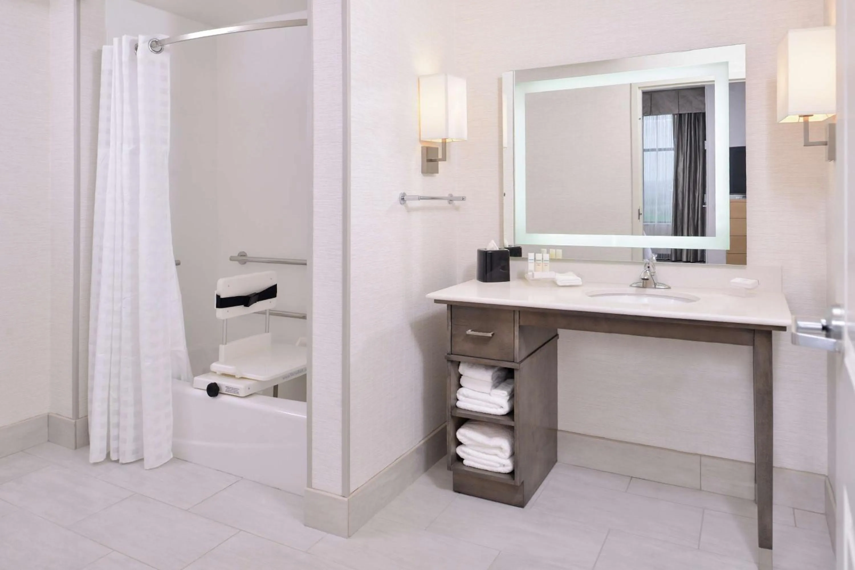 Bathroom in Homewood Suites Des Moines Airport