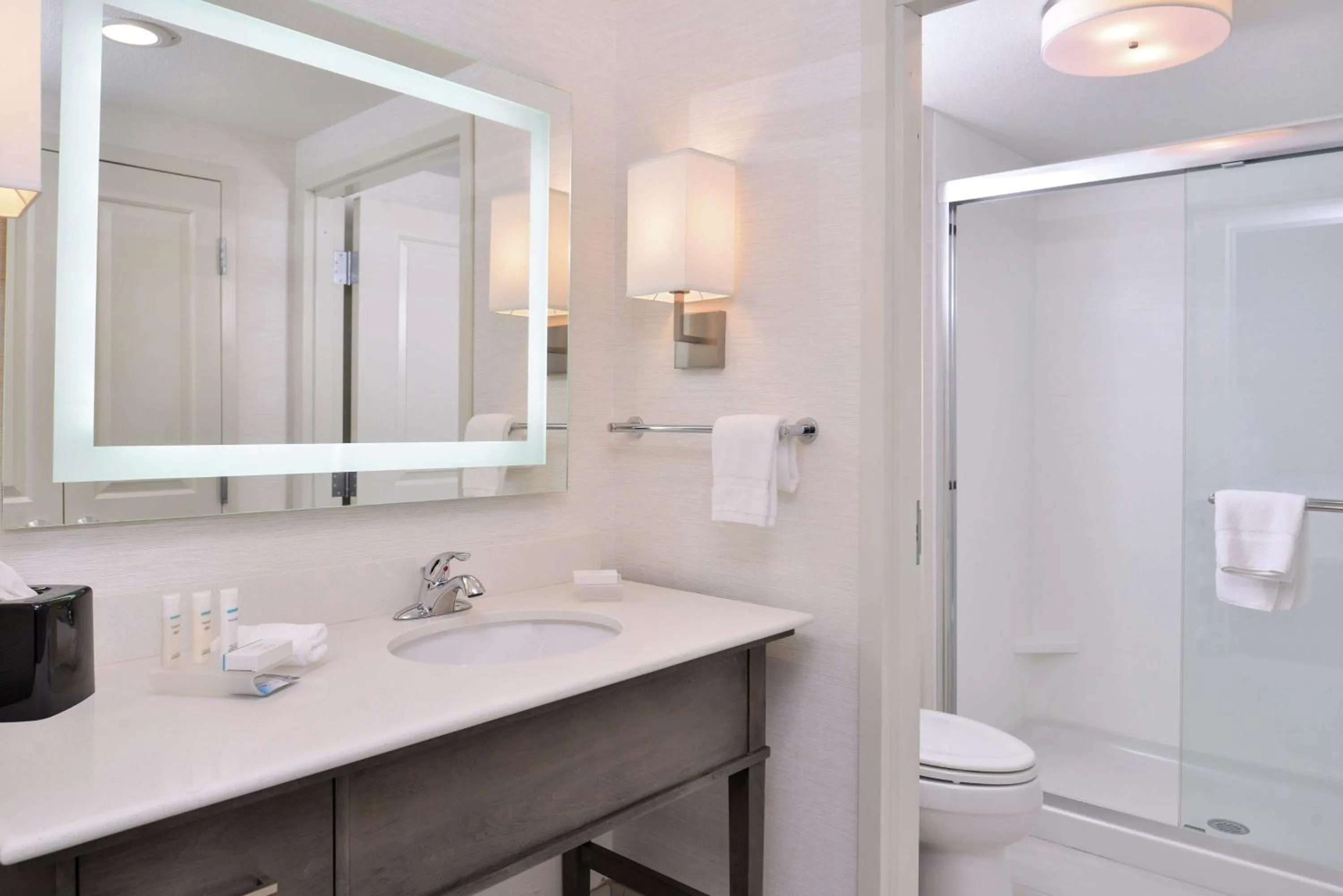 Bathroom in Homewood Suites Des Moines Airport