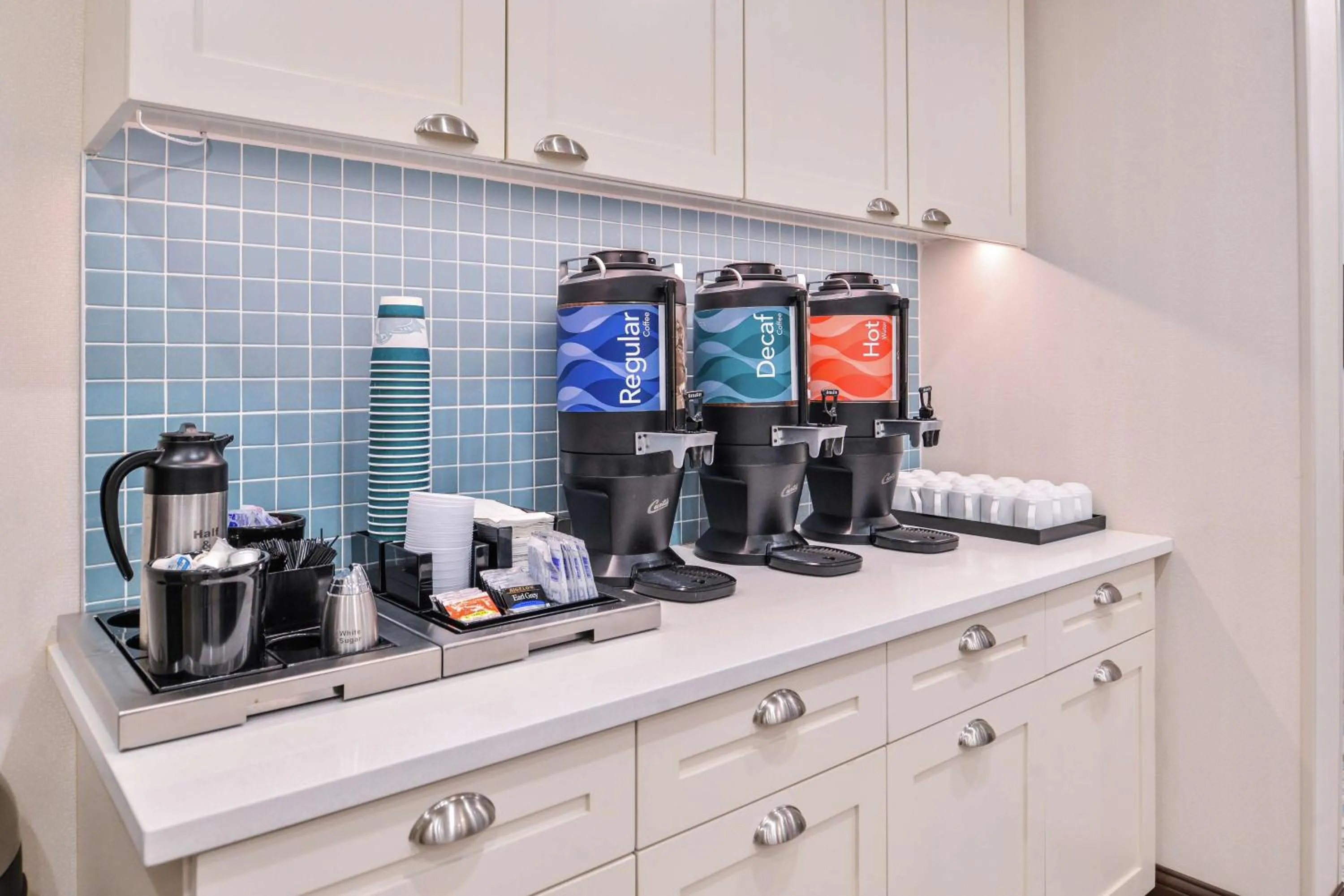 Dining area in Homewood Suites Des Moines Airport