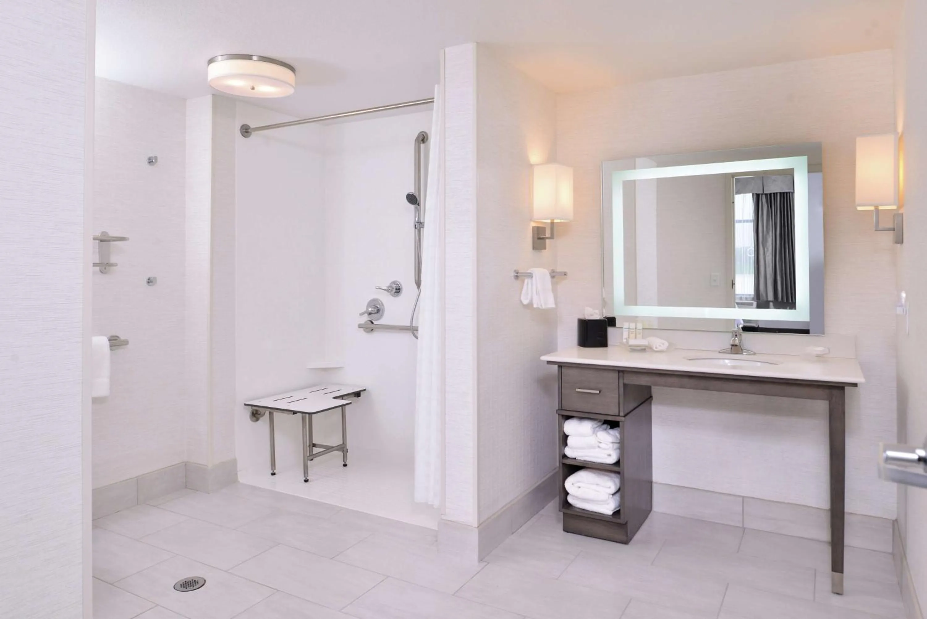 Bathroom in Homewood Suites Des Moines Airport